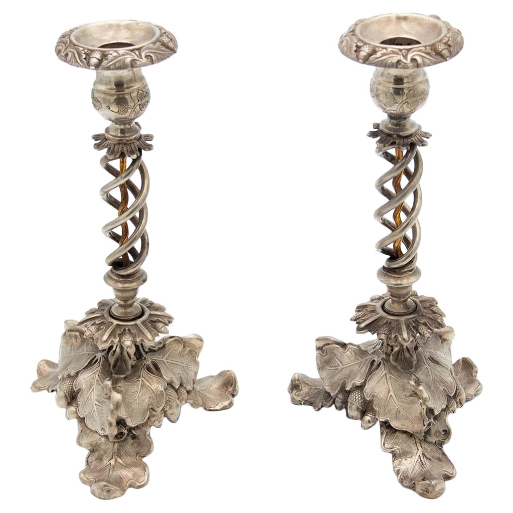 Paire de bougeoirs en argent avec tiges torsadées en vente