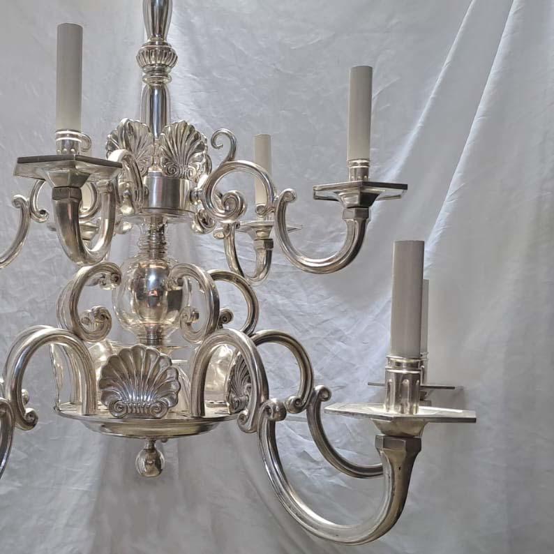 Coppia di lampadari in argento con motivo a conchiglia, venduti singolarmente In condizioni buone in vendita a New York, NY