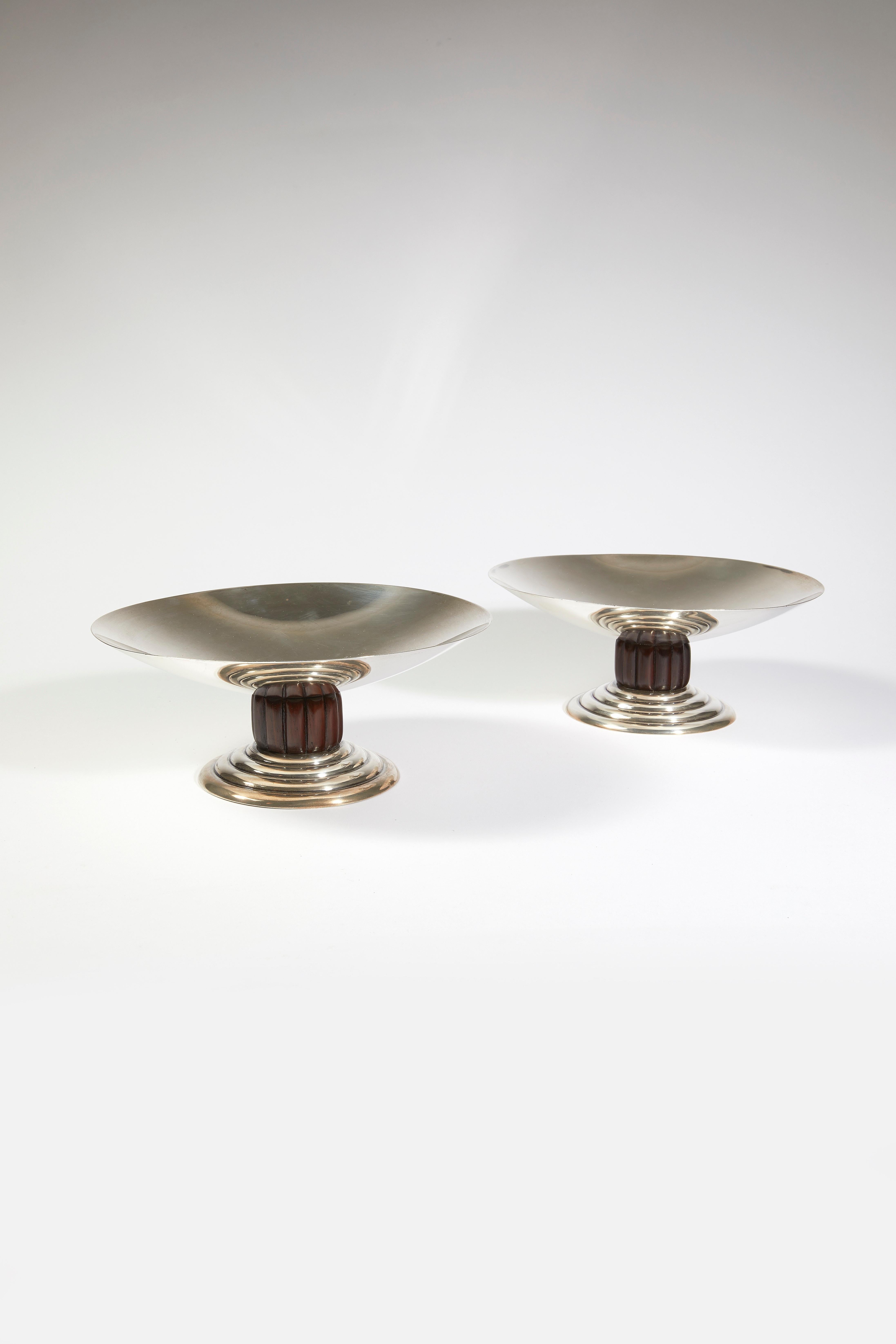 Pair of silver compotiers, circa 1930
Circular flared silver bowl resting on a fluted rosewood shaft and a stepped base.
Measures: H 8, L 20 cm (H 3.1-W 7.9 in).