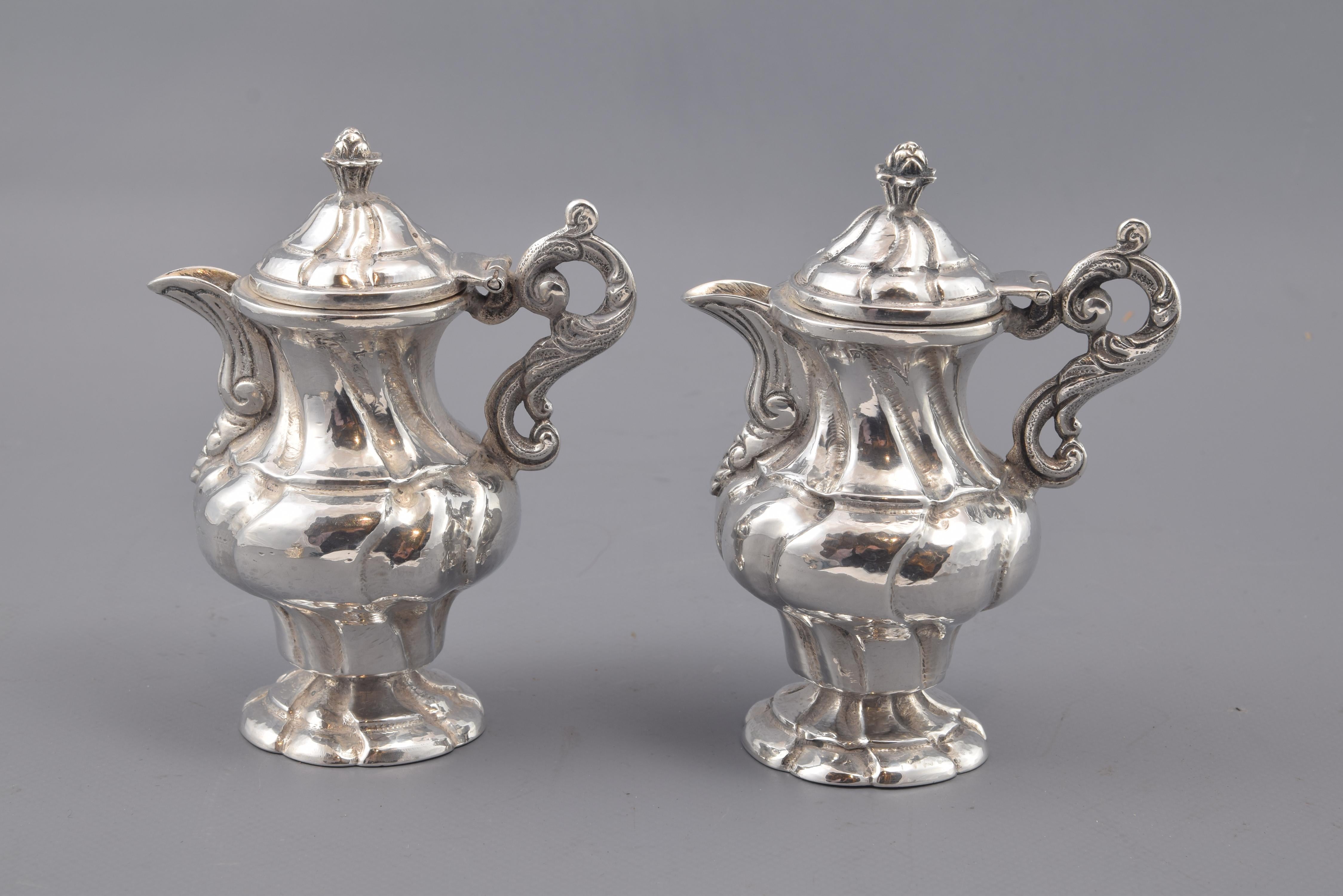 The movement of the body of jars is common in pieces of Spanish silverware Rococo style, while it is necessary to emphasize the certain influence from the 