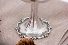 Pareja de copas de plata con bordes y bases con frisos en relieve