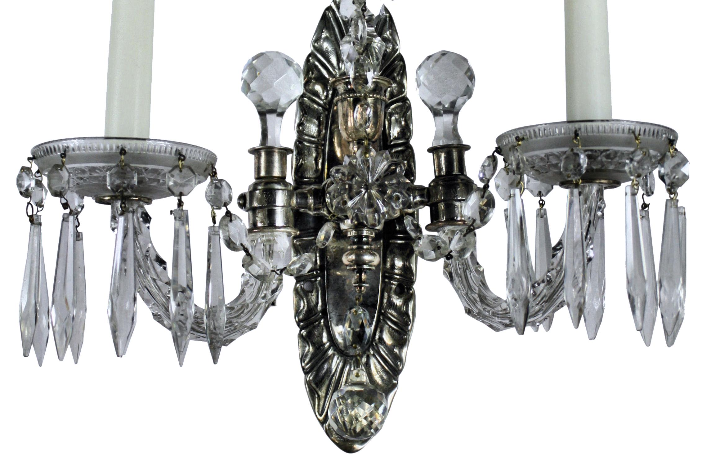 Pareja de apliques de plata y cristal tallado Francés en venta