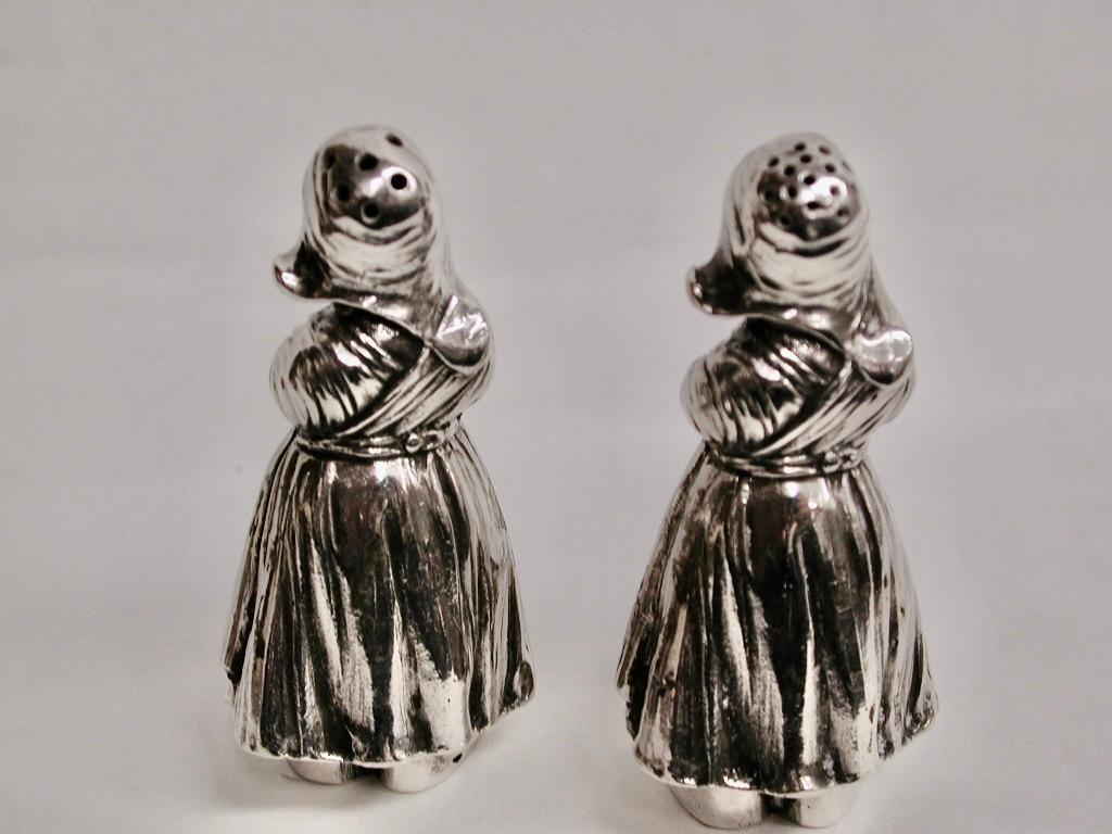 Pair of Silver Dutch Girl Salt & Pepper Shakers, Berthold Muller Dated 1910/1912  In Good Condition For Sale In London, GB