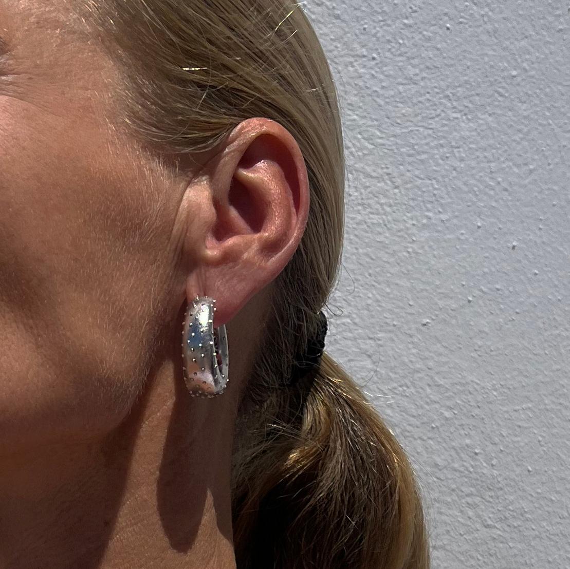 Paar silberne Ohrringe der schwedischen Designerin Paula Pantolin. im Angebot 6