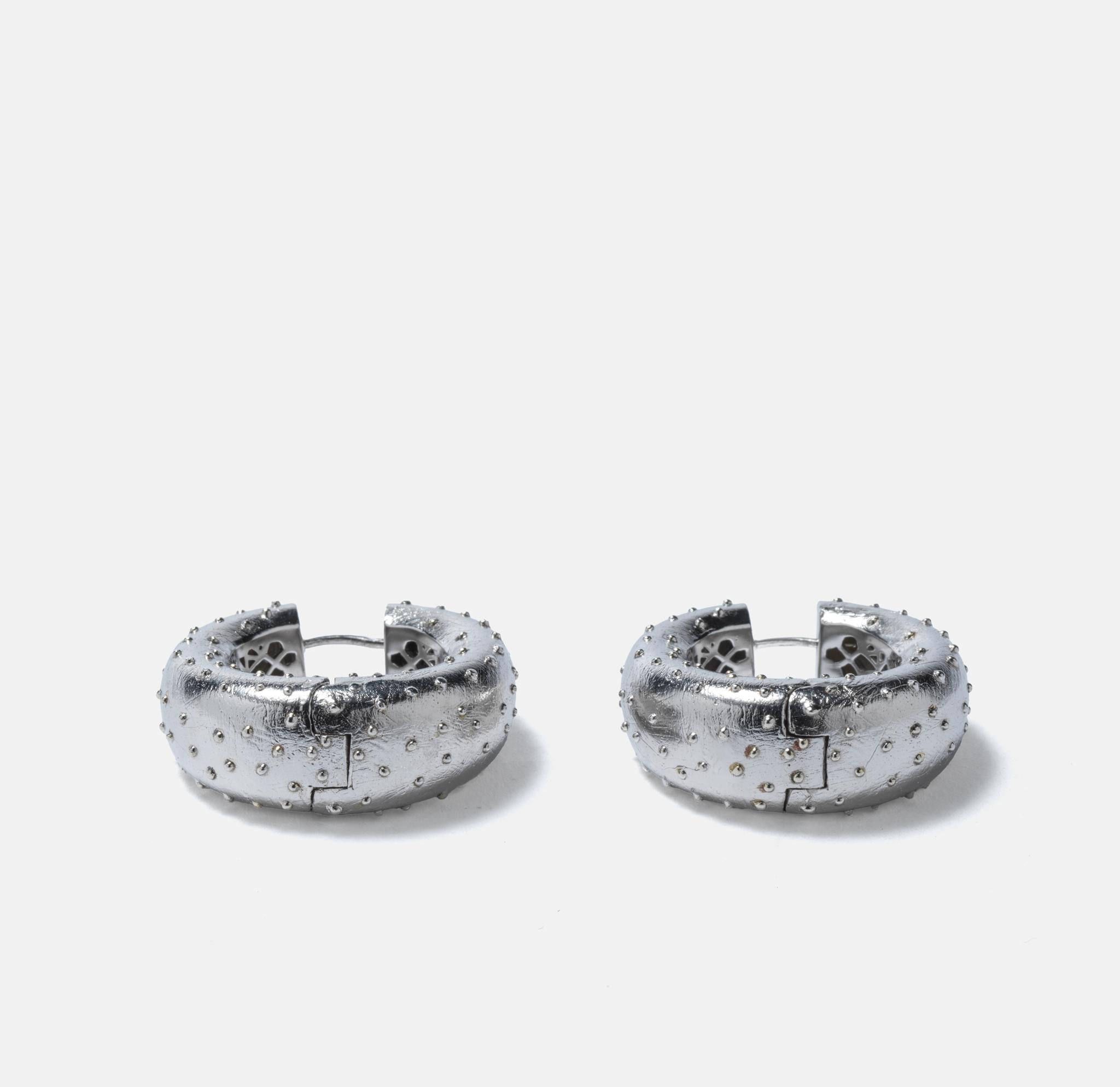 Pair of silver ear rings by Swedish designer Paula Pantolin. For Sale 1