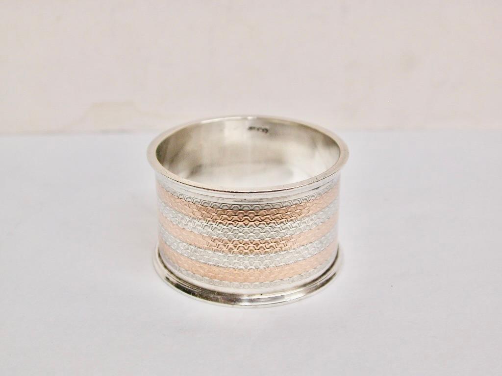 Paar Silberne Serviettenringe aus gedrehtem Silber mit 9-karätigem Goldband 1911
Hergestellt in Chester von Samson Mordan & Co
Die kreisförmigen Goldintarsien haben eine schöne rosa Farbe
In einer originalen Lederbox mit Satin- und Samtinterieur.