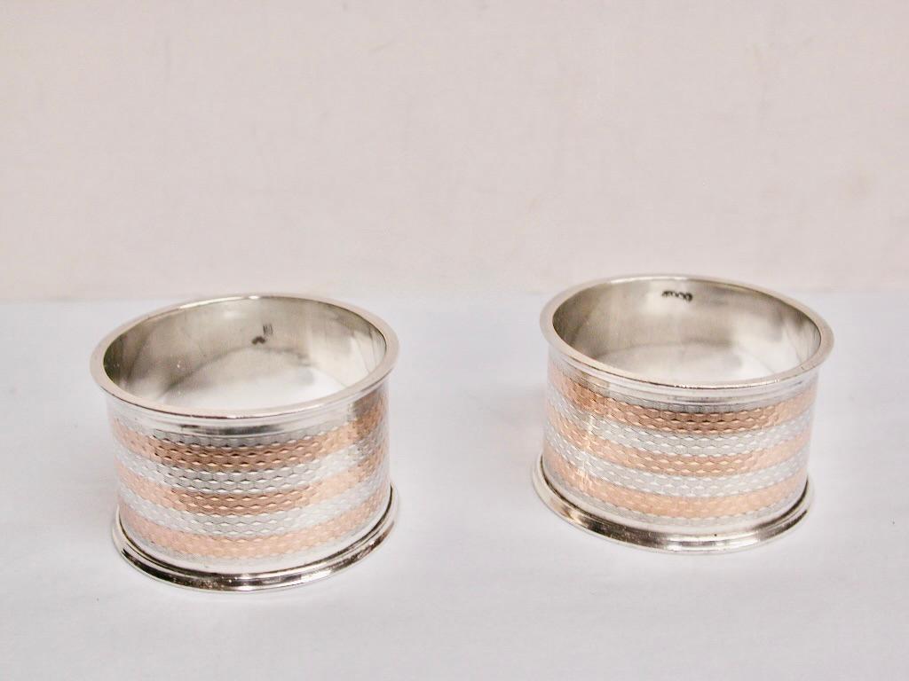 Paar Silberne Serviettenringe aus gedrehtem Silber mit 9-karätigem Goldband 1911 (Moderne) im Angebot