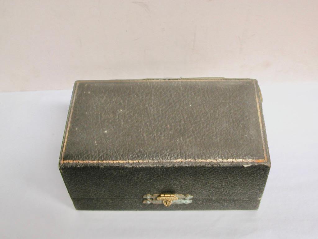 Paar Silberne Serviettenringe aus gedrehtem Silber mit 9-karätigem Goldband 1911 (Englisch) im Angebot