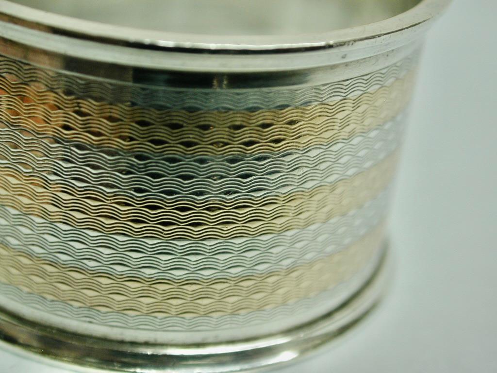 Paar Silberne Serviettenringe aus gedrehtem Silber mit 9-karätigem Goldband 1911 im Zustand „Gut“ im Angebot in London, GB