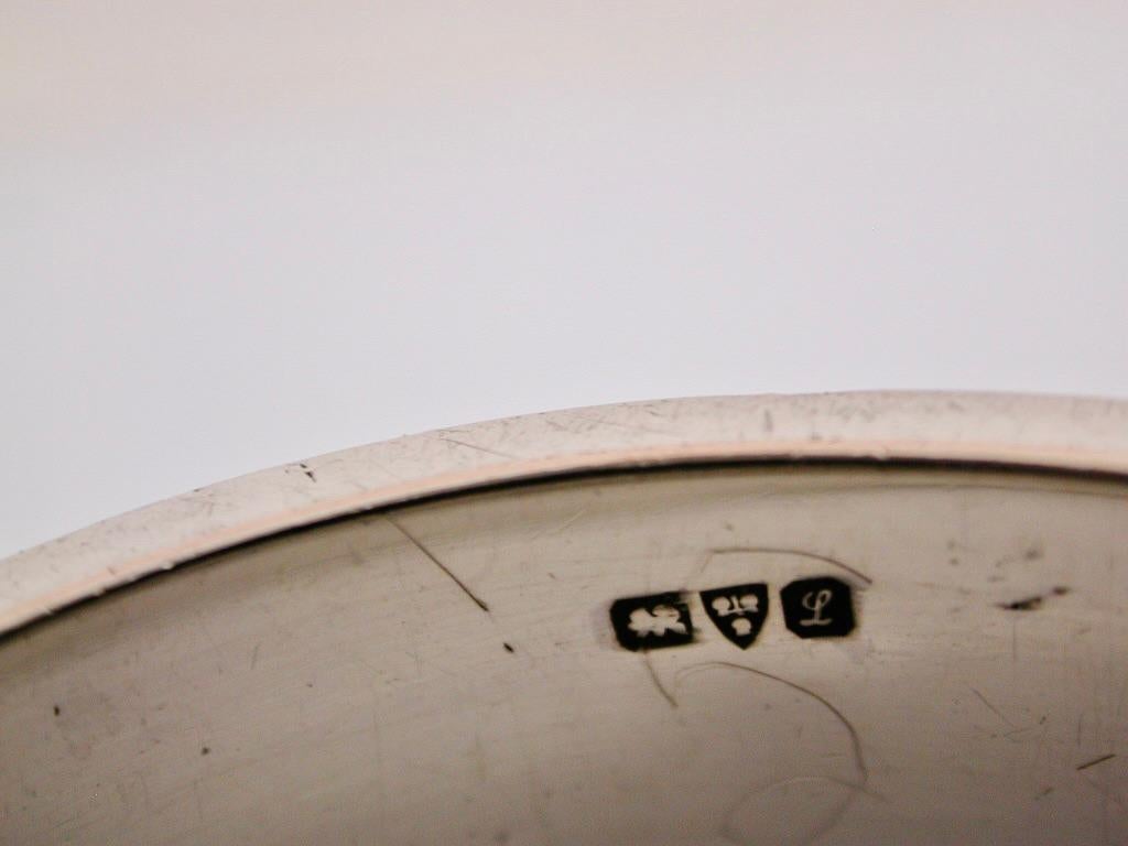 Paar Silberne Serviettenringe aus gedrehtem Silber mit 9-karätigem Goldband 1911 (Frühes 20. Jahrhundert) im Angebot