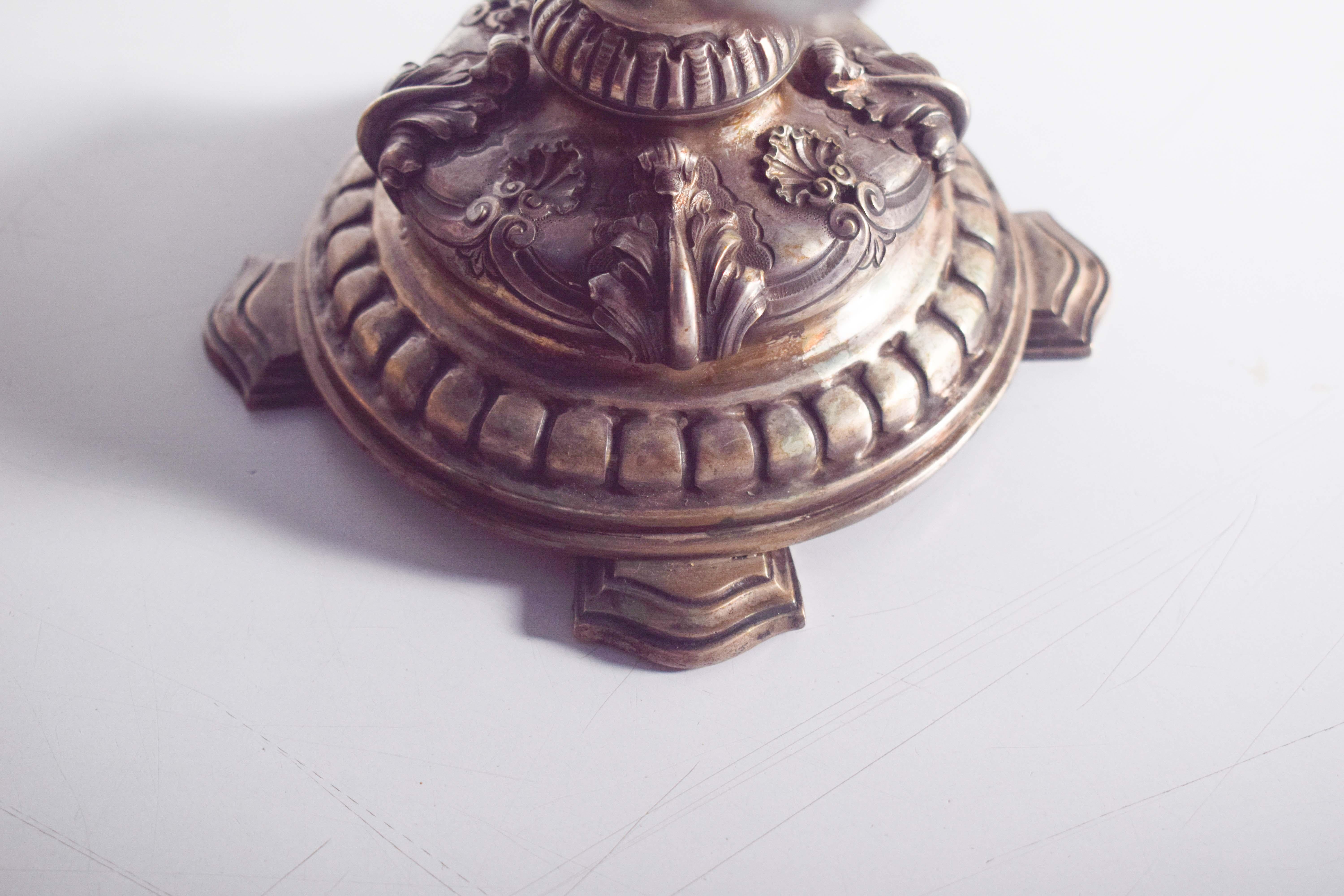 Coppia di candelabri a cinque luci in argento in vendita 3