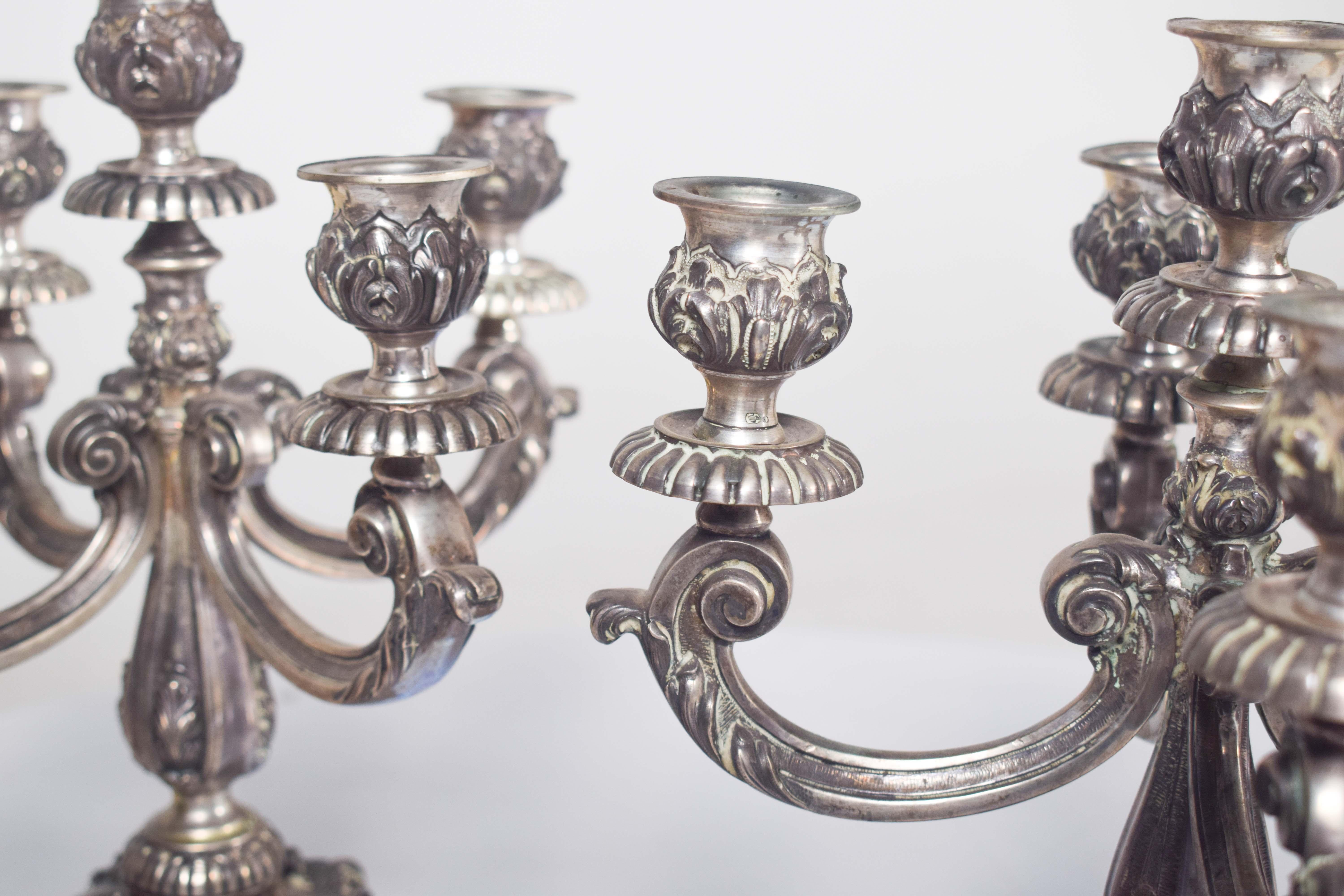 Coppia di candelabri a cinque luci in argento in vendita 4