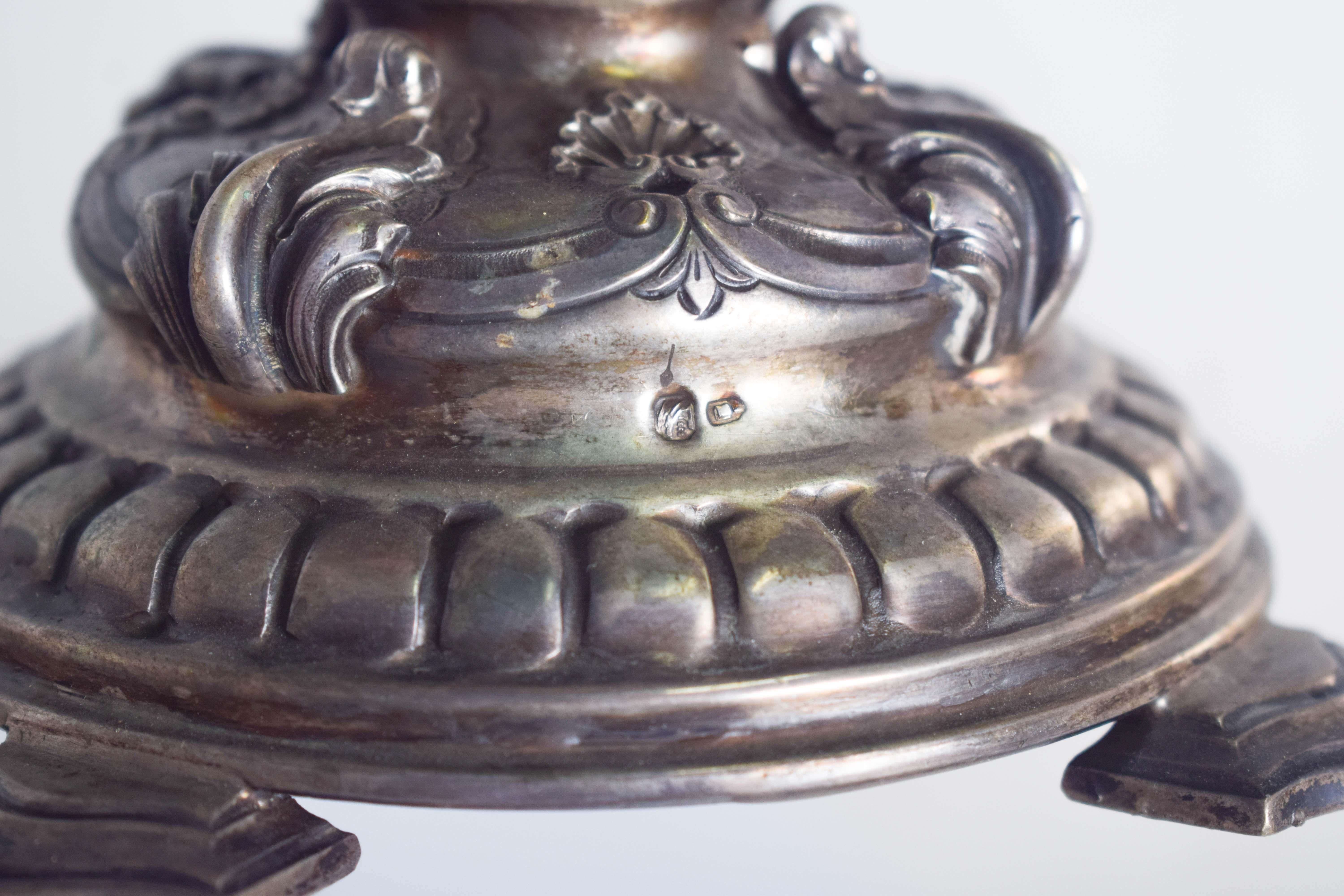 Coppia di candelabri a cinque luci in argento in vendita 7