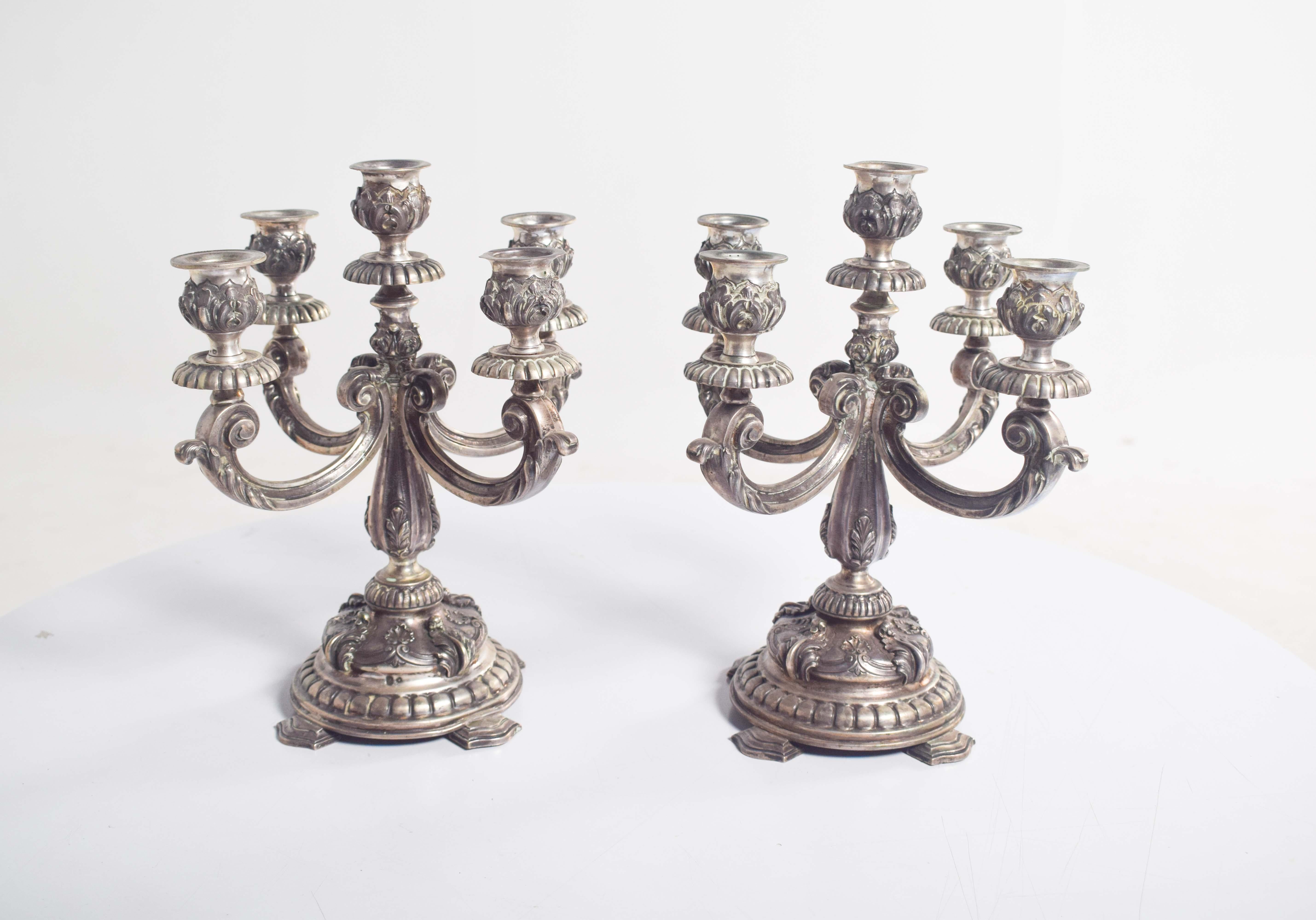 Vittoriano Coppia di candelabri a cinque luci in argento in vendita
