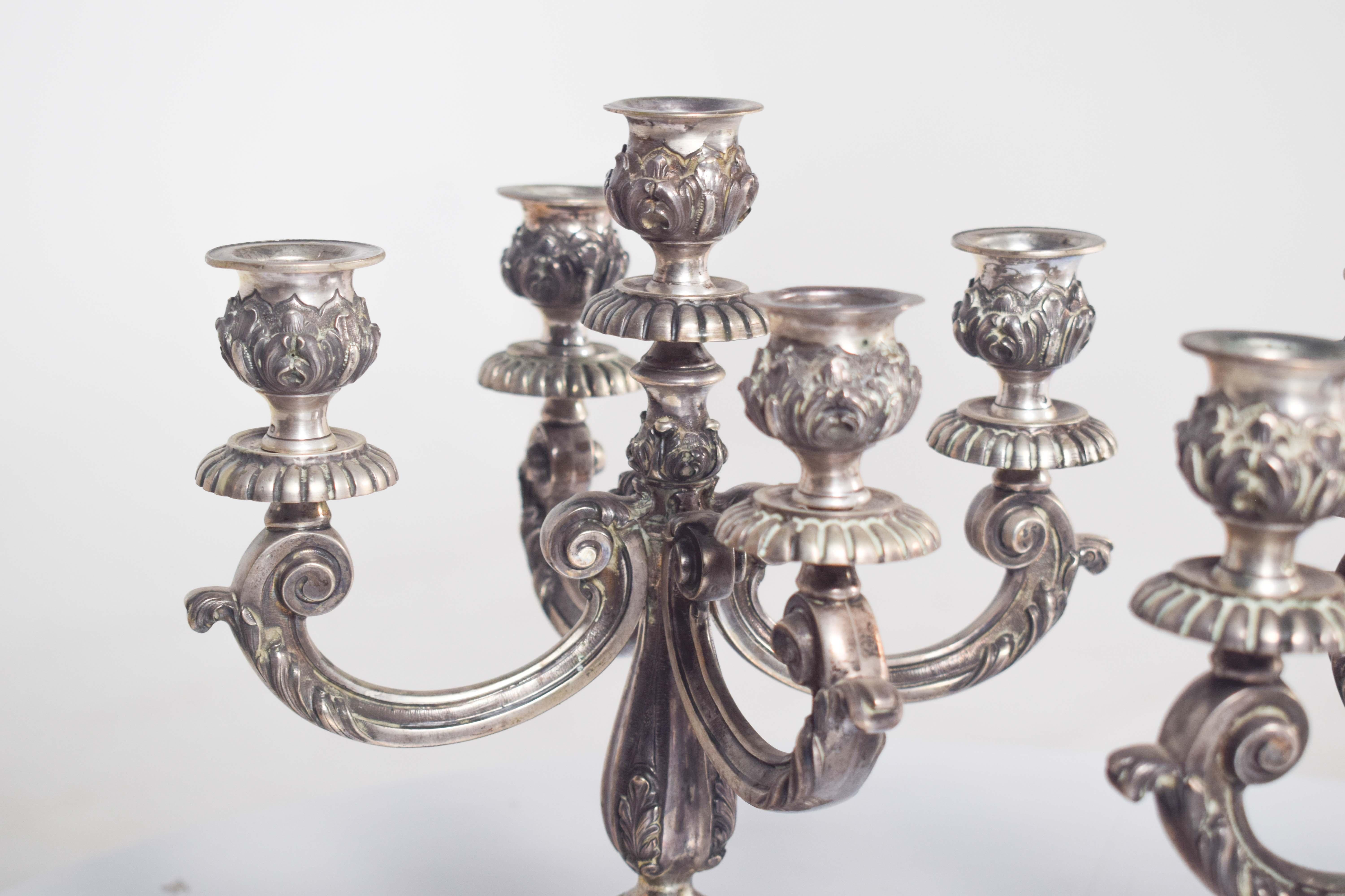 Coppia di candelabri a cinque luci in argento In condizioni buone in vendita a Lisboa, Lisboa
