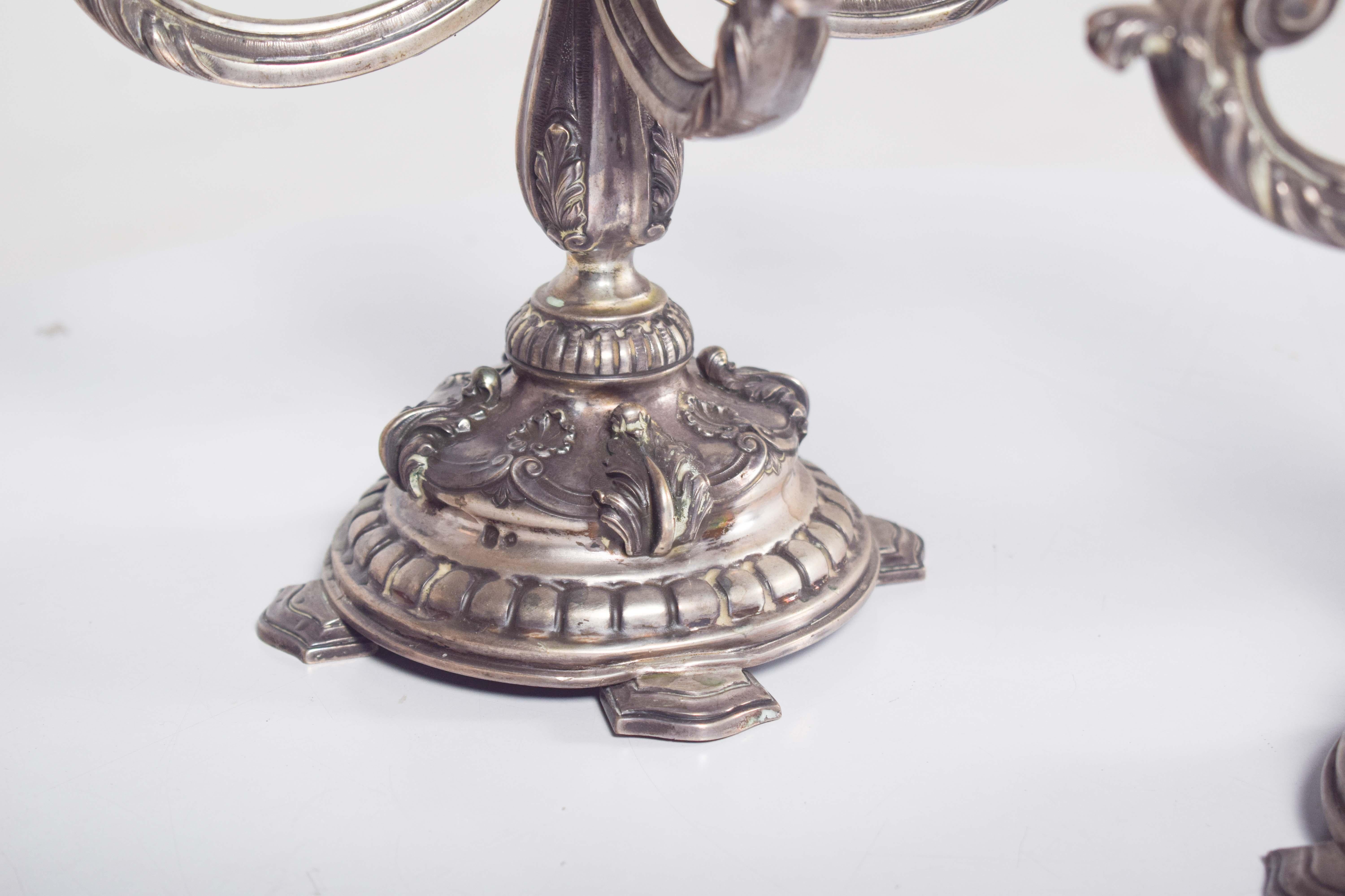 Inizio XX secolo Coppia di candelabri a cinque luci in argento in vendita