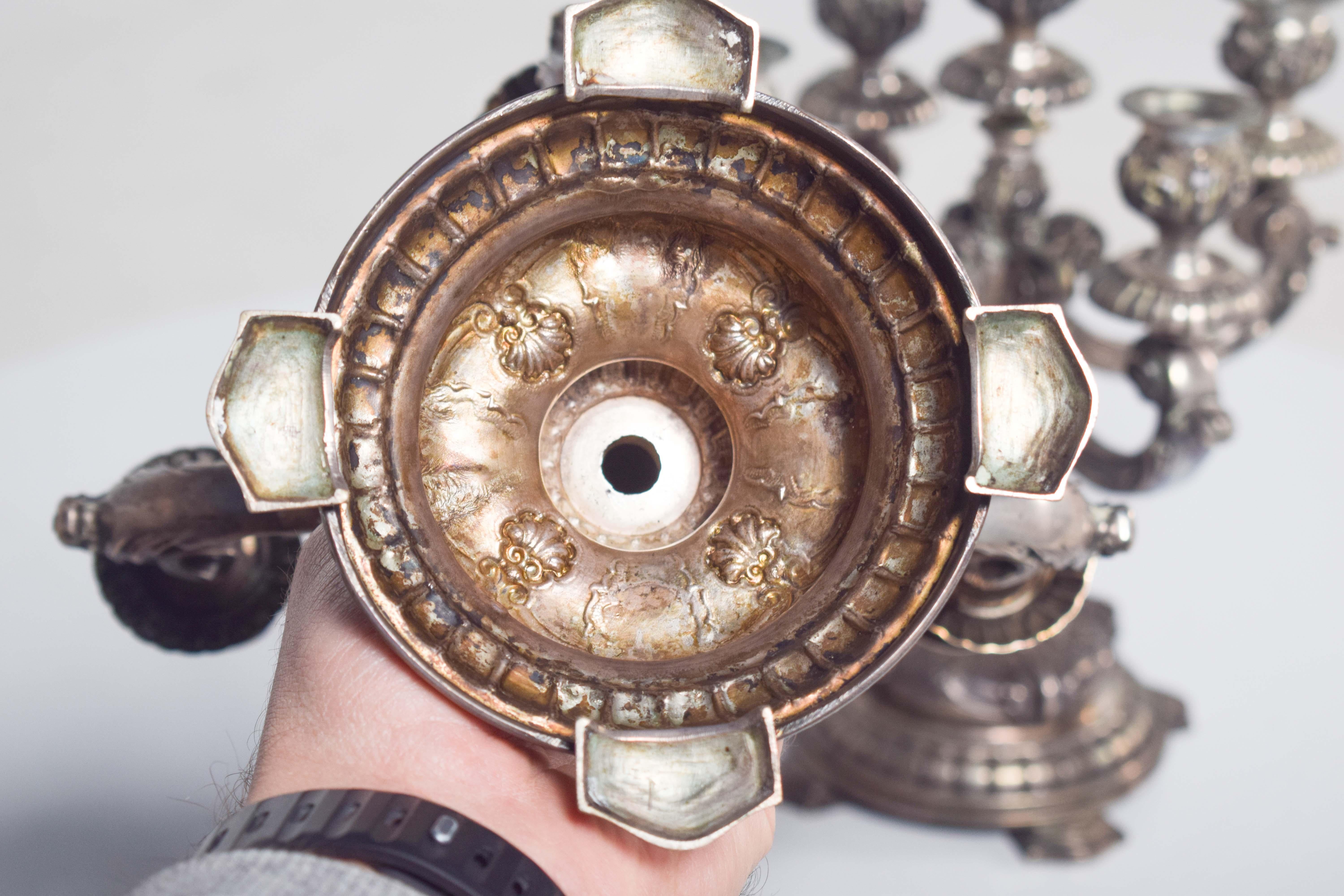 Argento Coppia di candelabri a cinque luci in argento in vendita