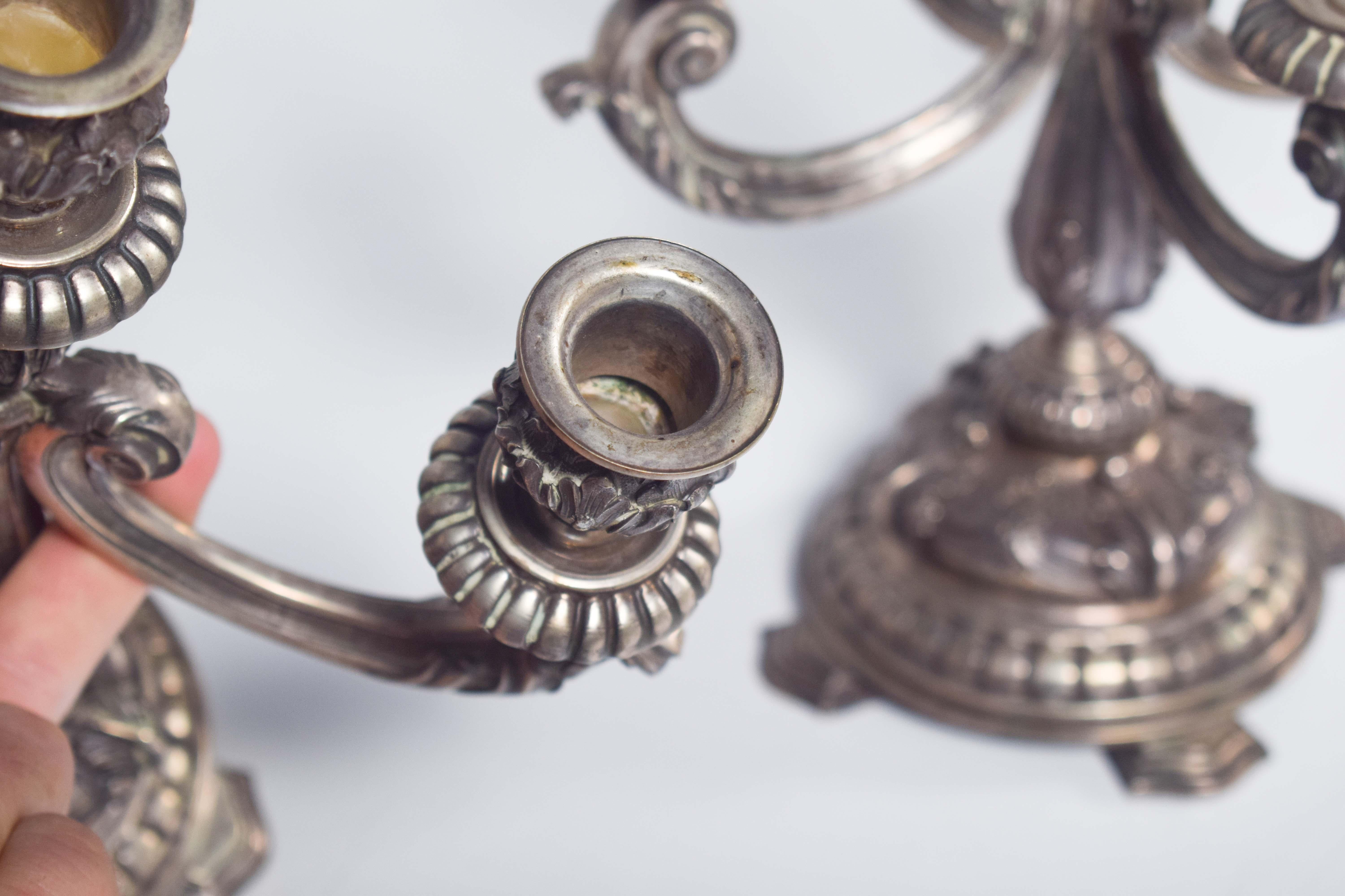 Coppia di candelabri a cinque luci in argento in vendita 1