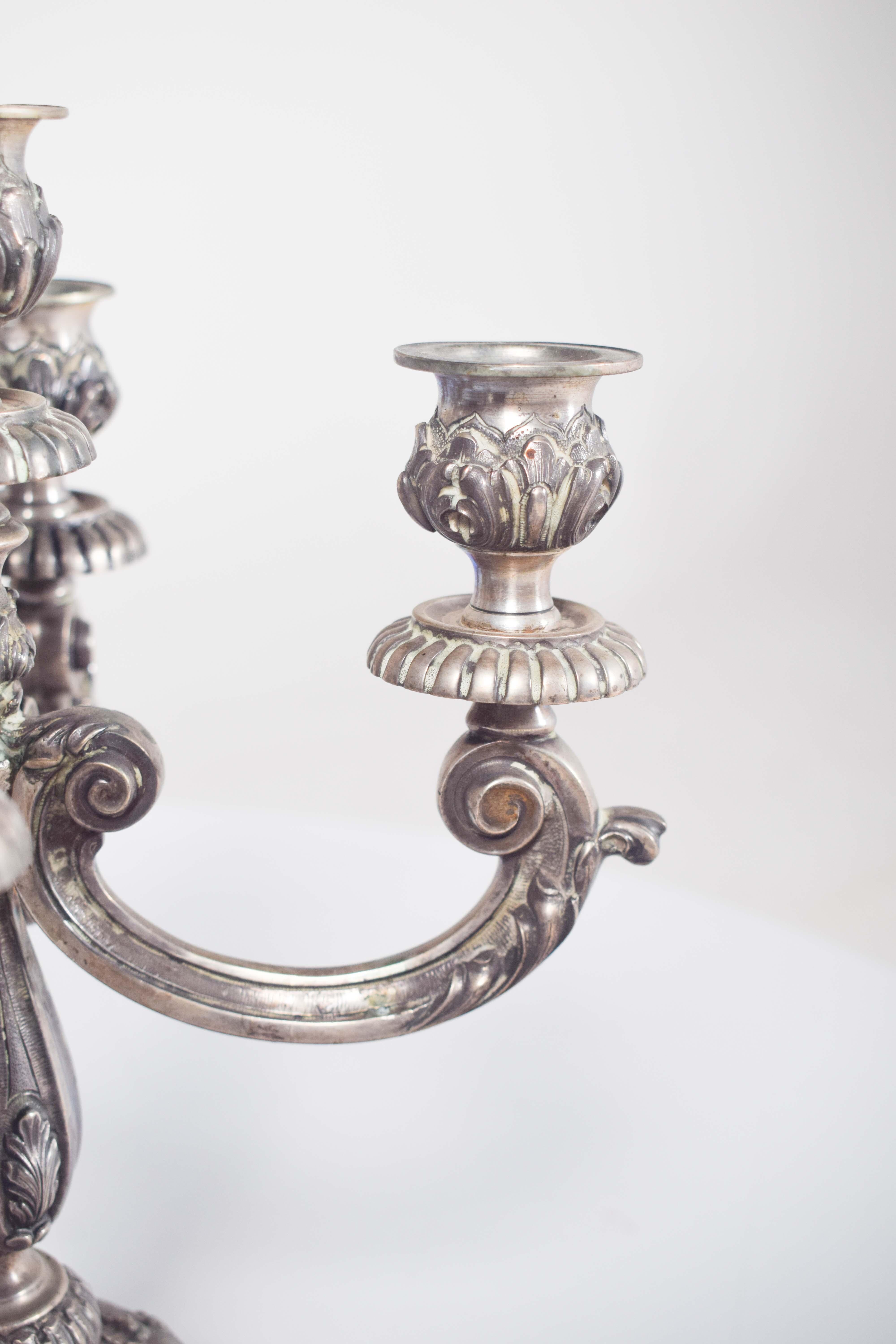 Coppia di candelabri a cinque luci in argento in vendita 2