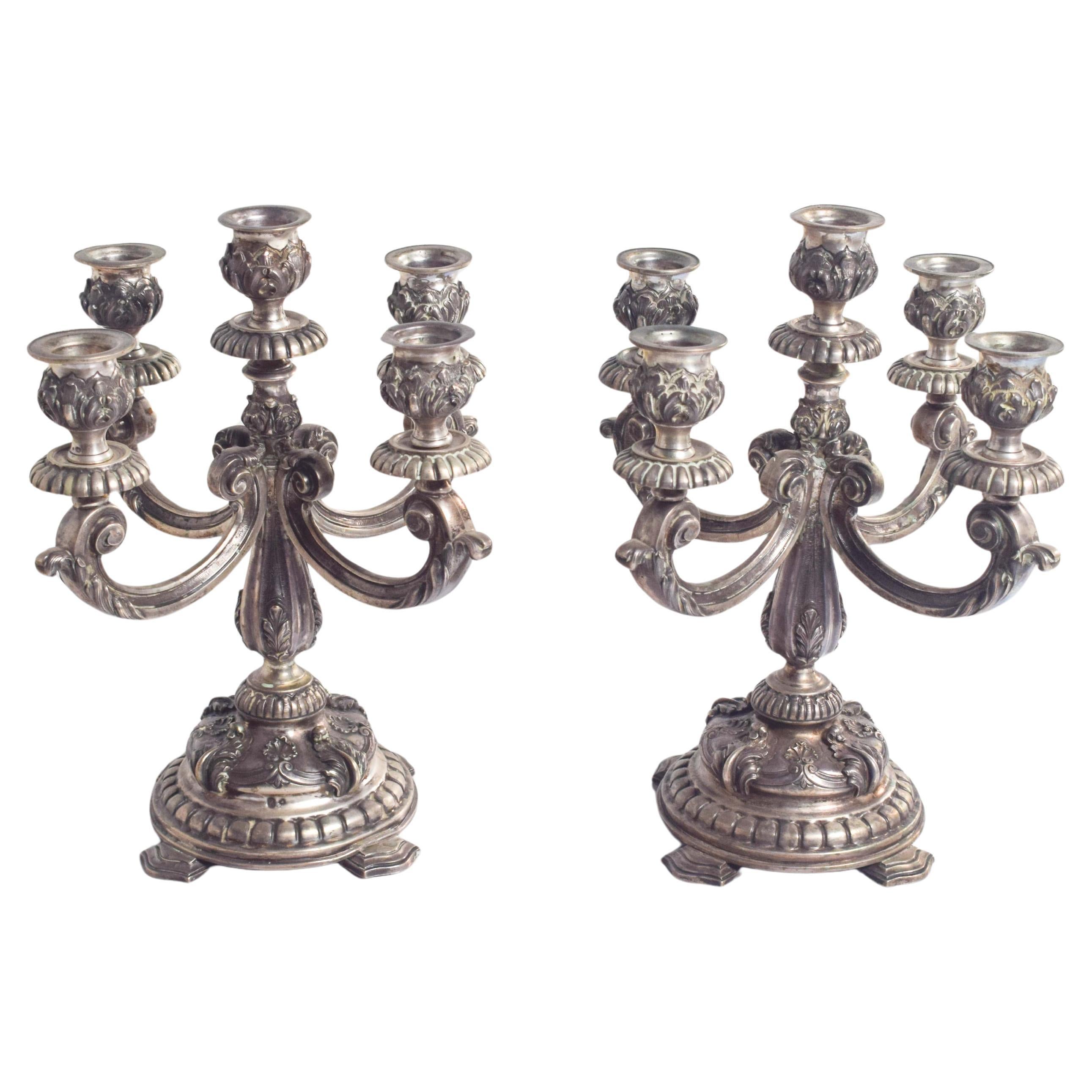Coppia di candelabri a cinque luci in argento in vendita