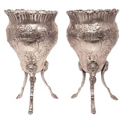 Pareja de jarrones con pie de plata con flores y lazos