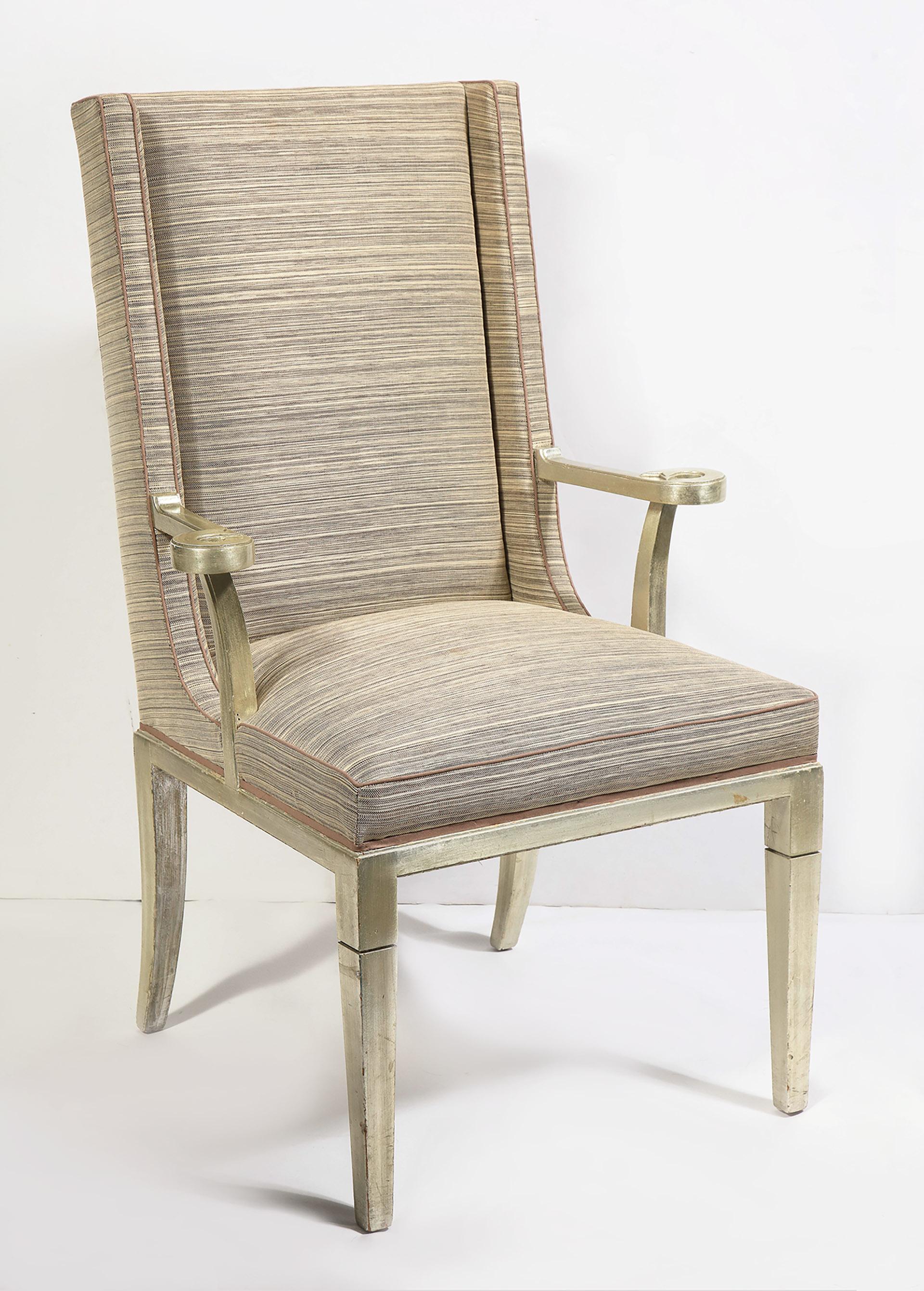 Paar silbervergoldete Sessel mit hoher Rückenlehne und neuer Polsterung, die geschwungenen Armlehnen sind mit Pfeildetails versehen.
