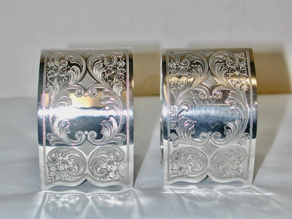 Paar silberne, handgravierte Serviettenringe aus Silber, datiert 1906, Martin Hall & Co Sheffield 
Sehr ungewöhnliches Paar silberner Serviettenringe, die so geformt sind, dass sie für sich alleine stehen können.
Die Handgravur ist außergewöhnlich.