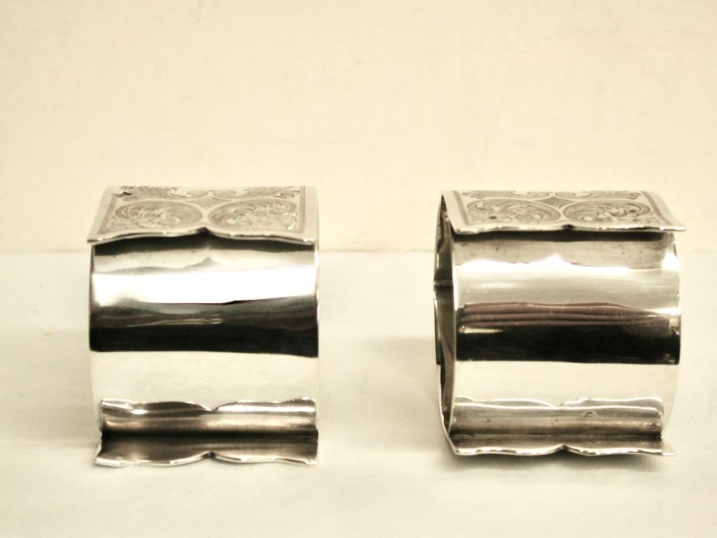 Paar silberne, handgravierte Serviettenringe aus Silber, datiert 1906, Martin Hall & Co Sheffield im Zustand „Gut“ im Angebot in London, GB