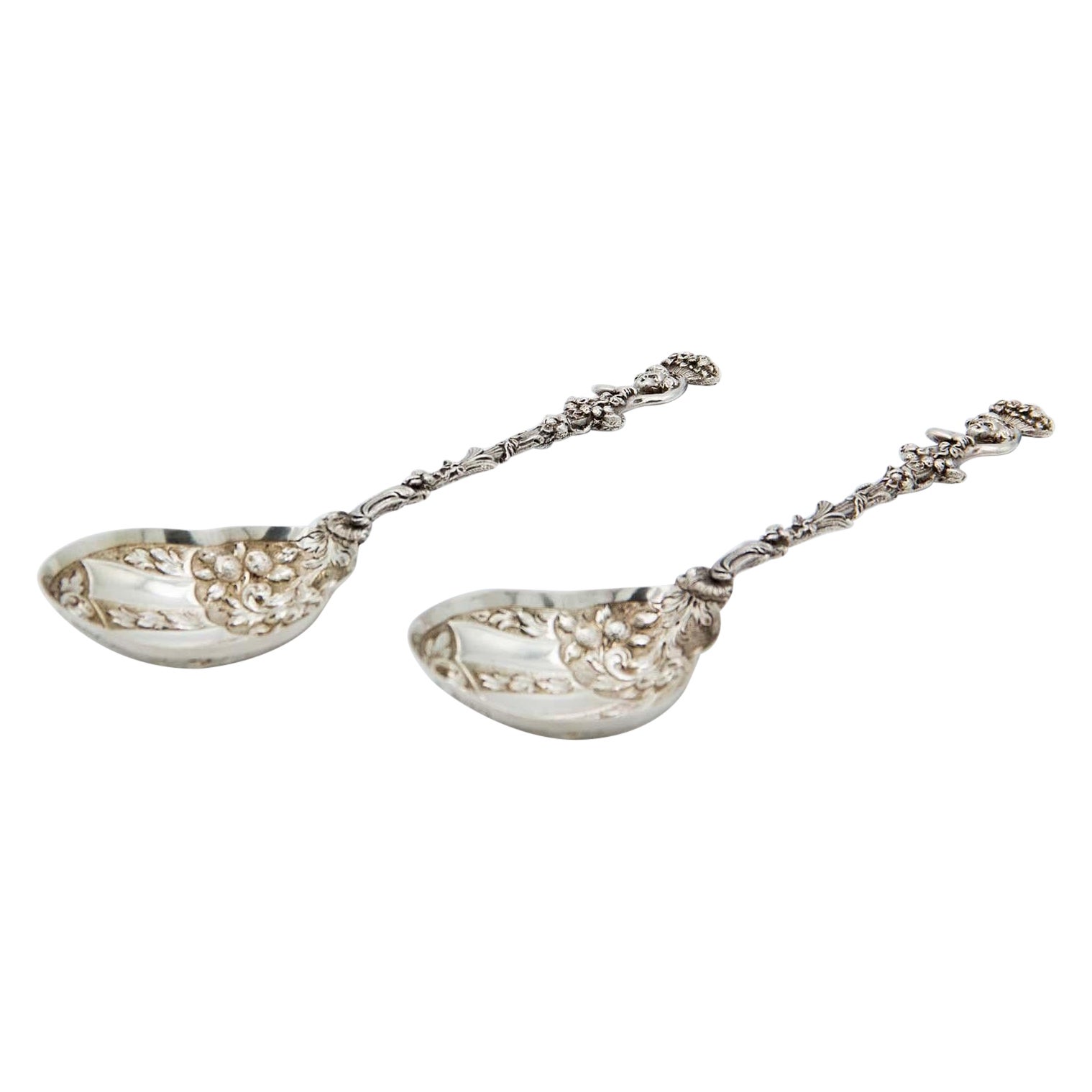 Paire de cuillères à glace en argent avec poignées en Putti et coquilles florales en vente