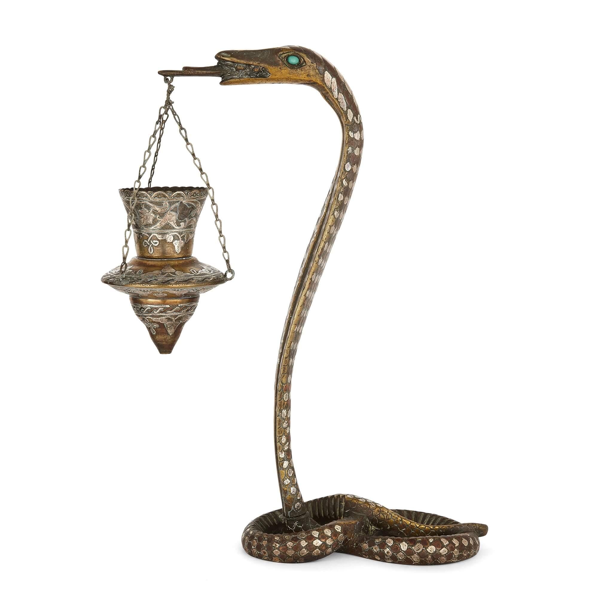 Europeo Coppia di portacandele a serpente in ottone intarsiato d'argento Art Déco in vendita