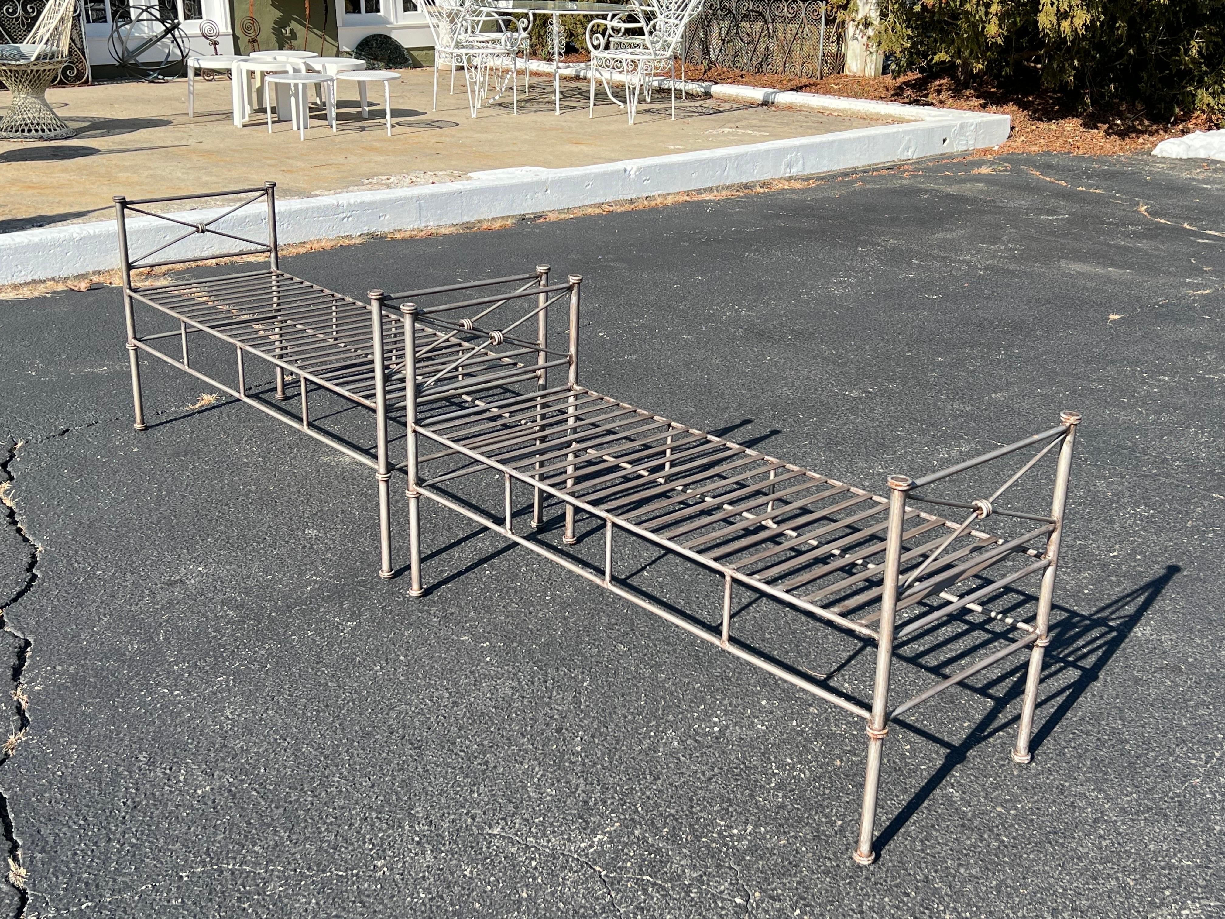 Paar silberne Eisenbänke oder -settees aus Silber im Angebot 6