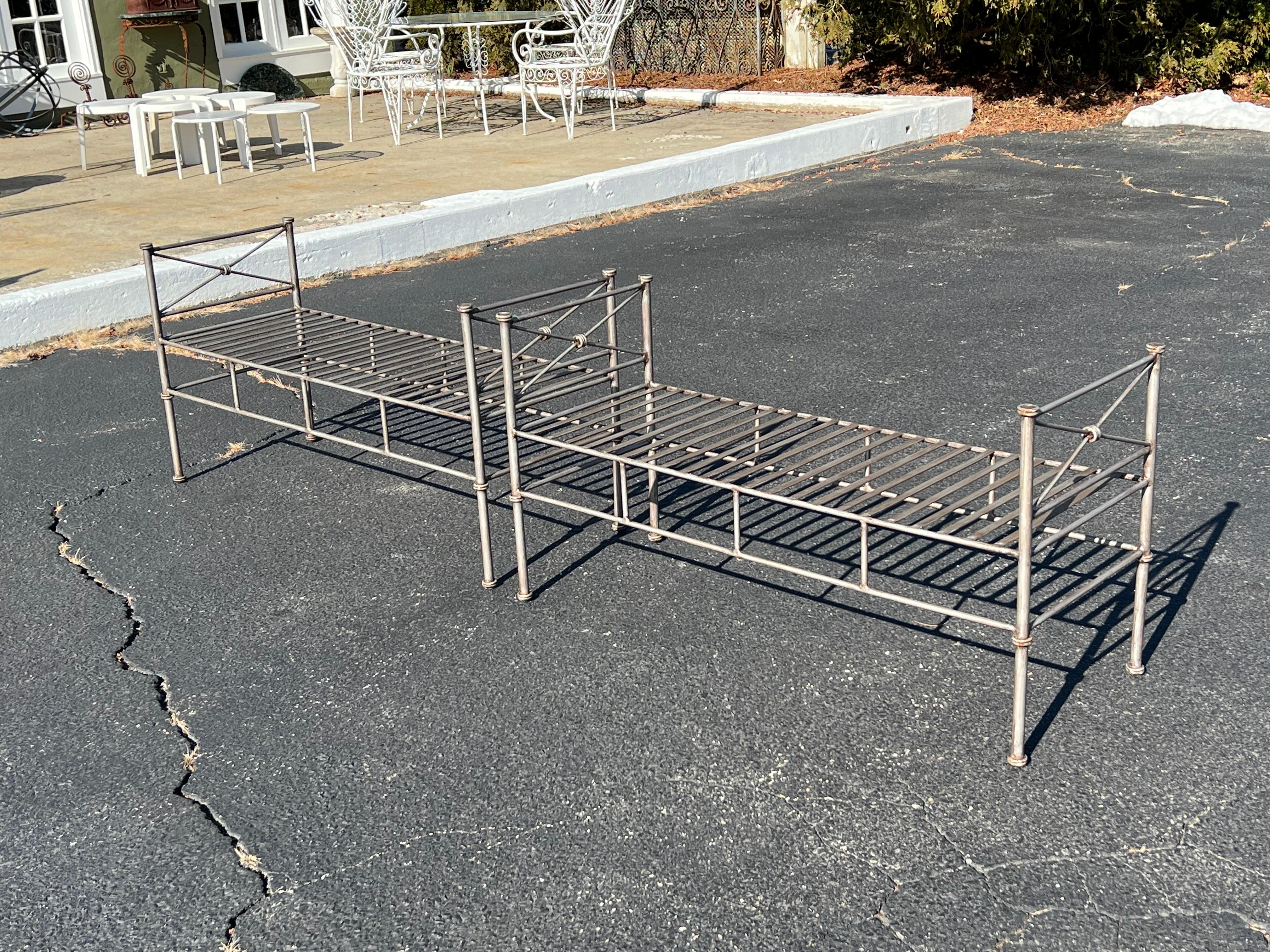 Paar silberne Eisenbänke oder -settees aus Silber im Angebot 8