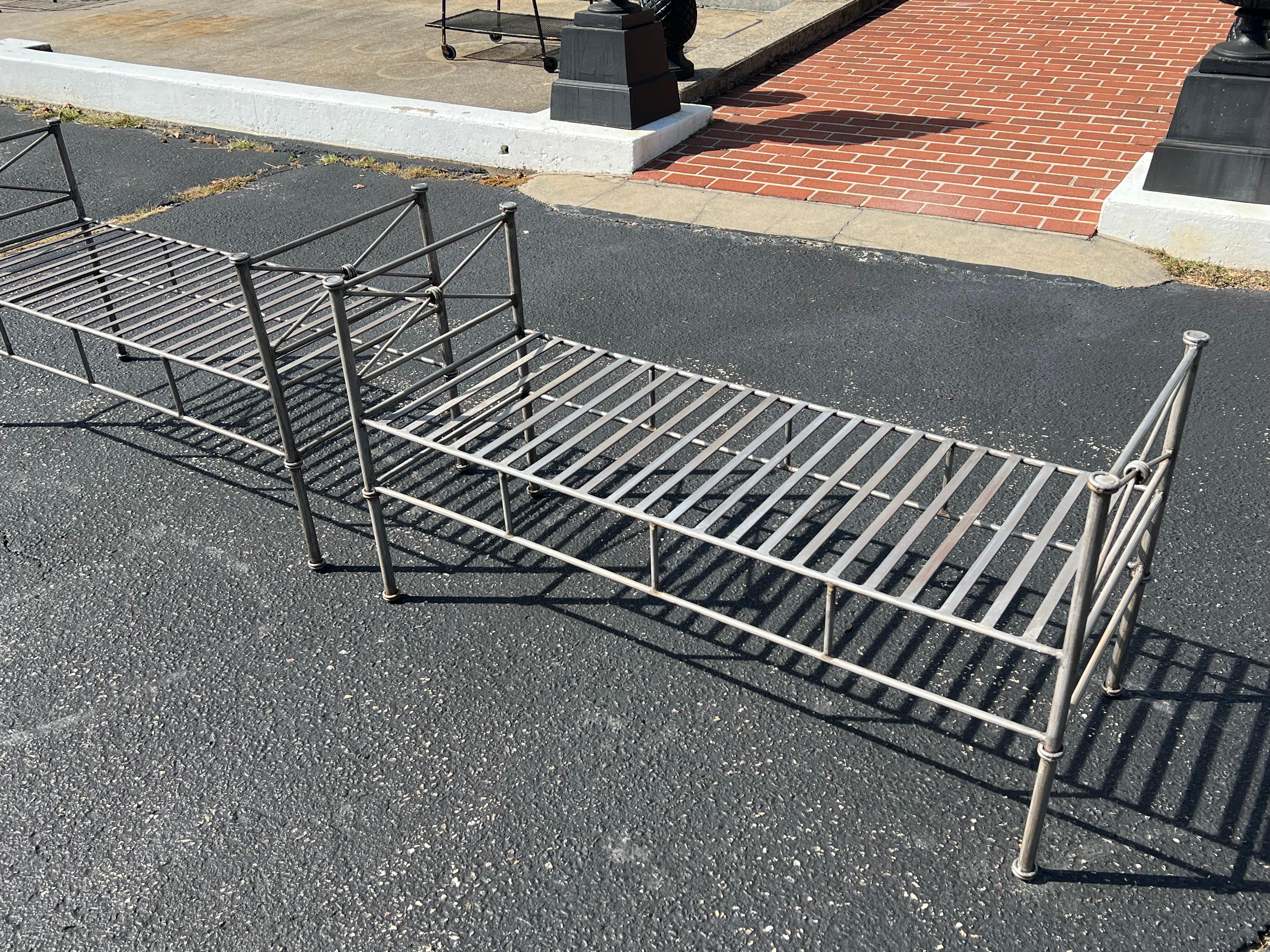 Paar silberne Eisenbänke oder -settees aus Silber im Angebot 9