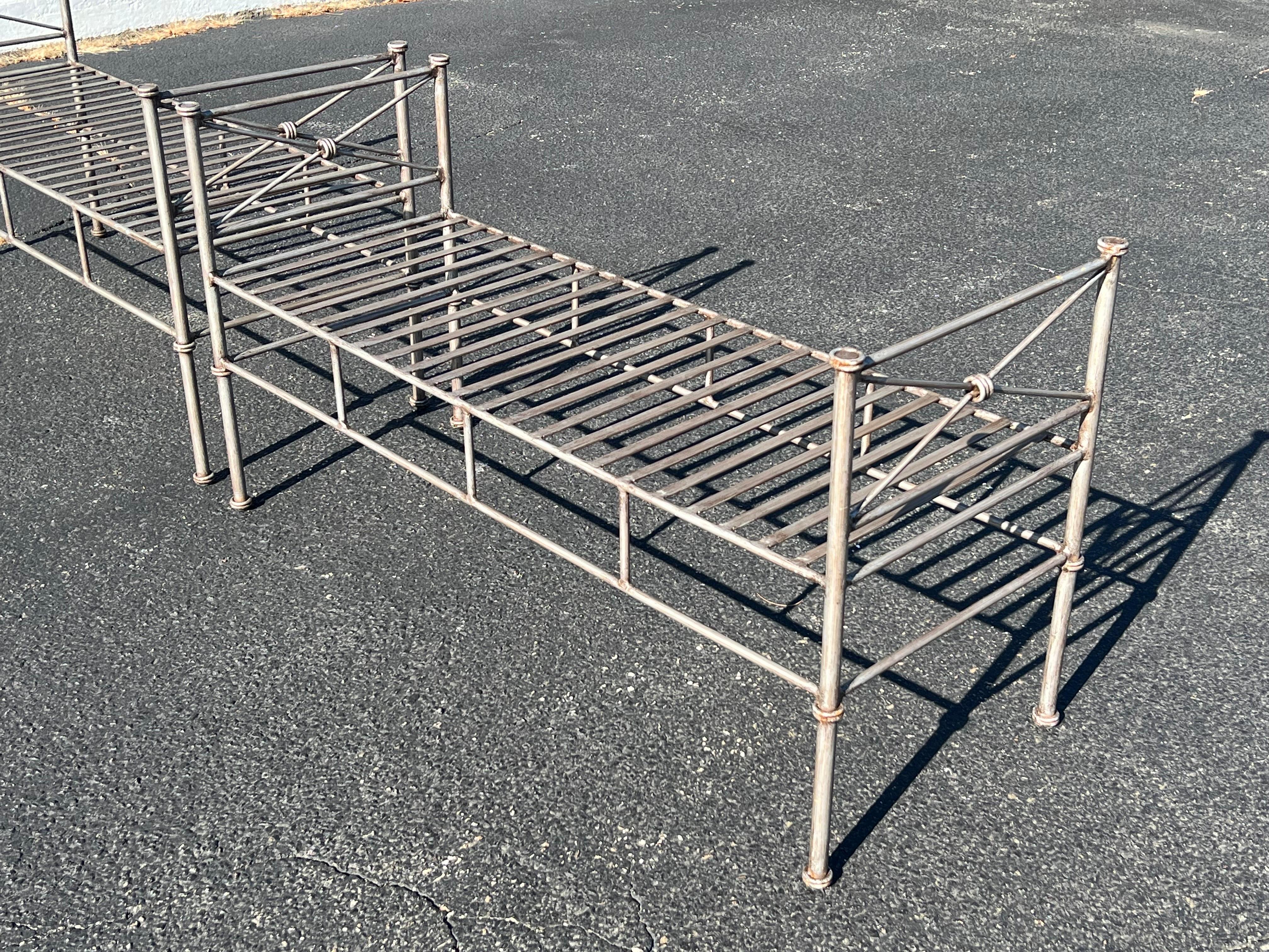 Paar silberne Eisenbänke oder -settees aus Silber im Angebot 11