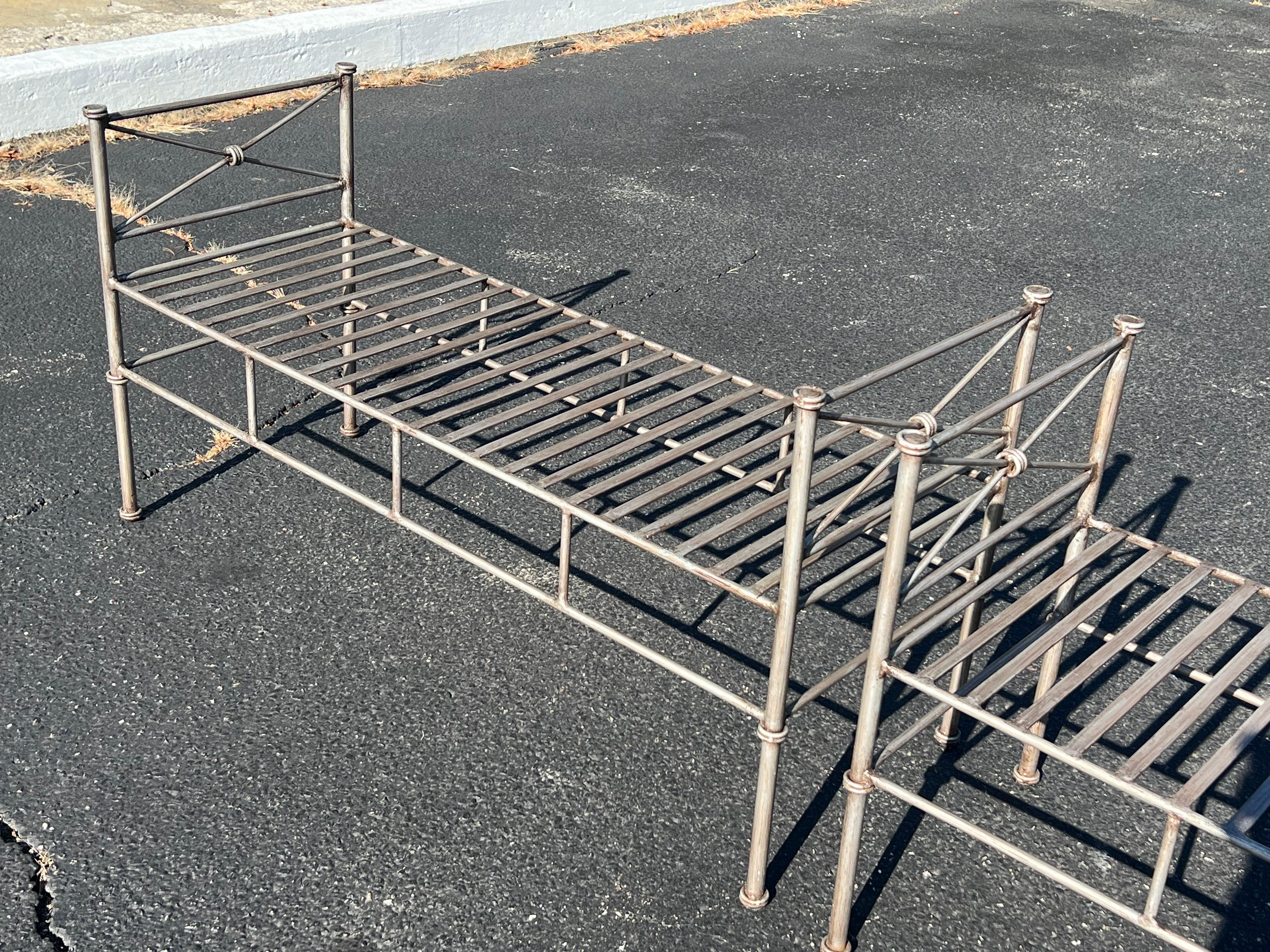 Paar silberne Eisenbänke oder -settees aus Silber im Angebot 12