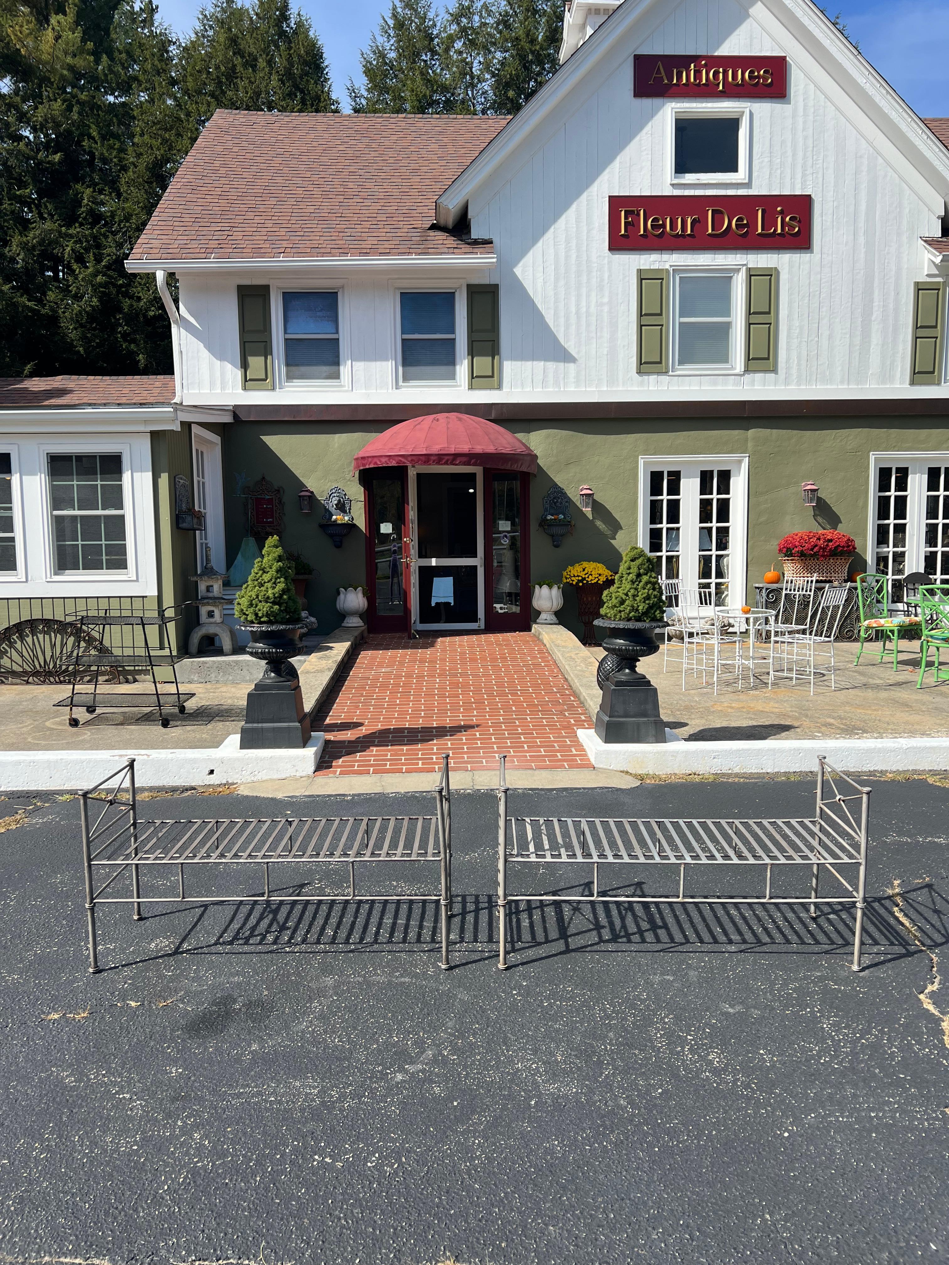 Paar silberne Eisenbänke oder -settees aus Silber im Zustand „Gut“ im Angebot in Redding, CT