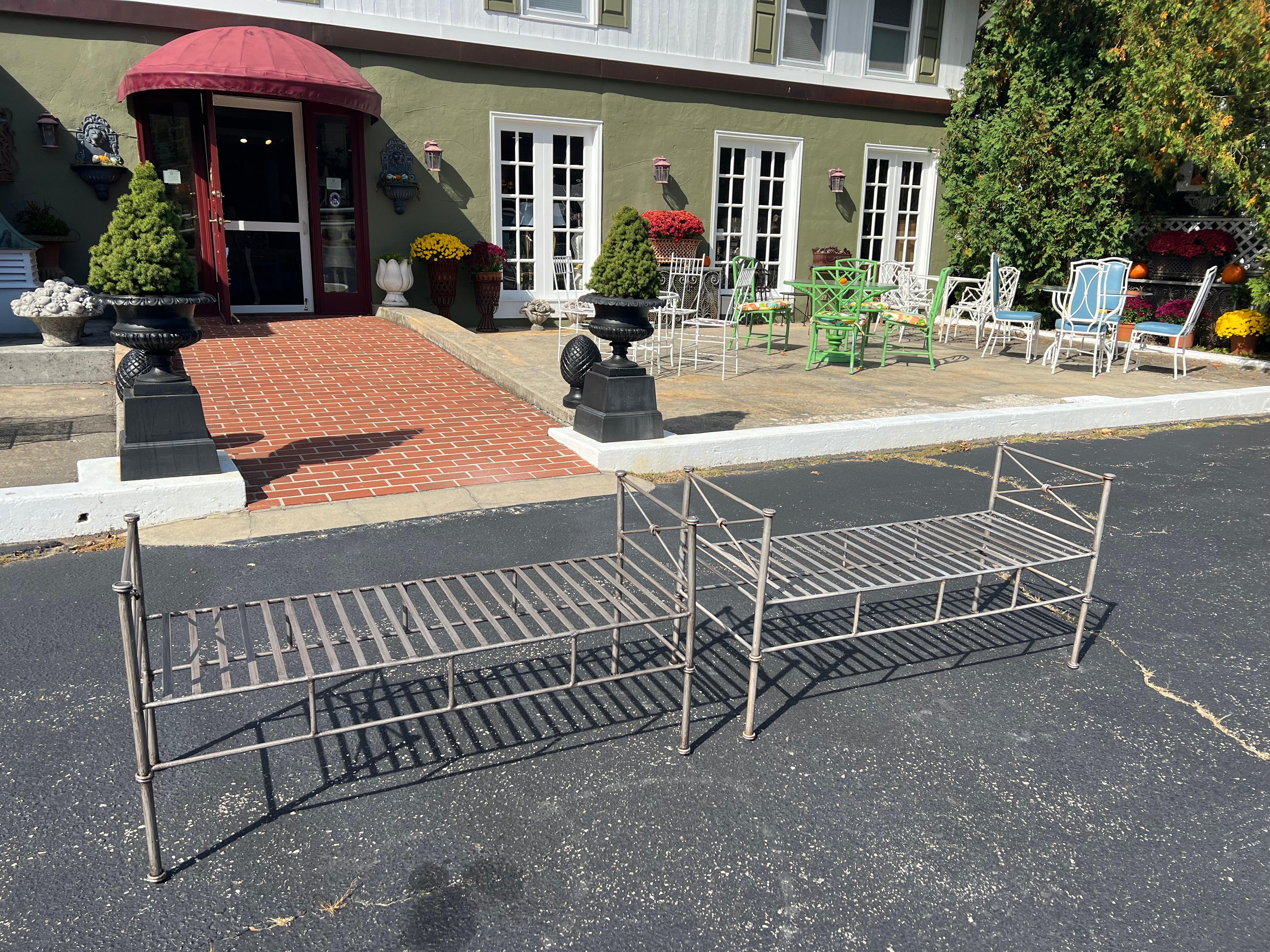 Paar silberne Eisenbänke oder -settees aus Silber (Ende des 20. Jahrhunderts) im Angebot