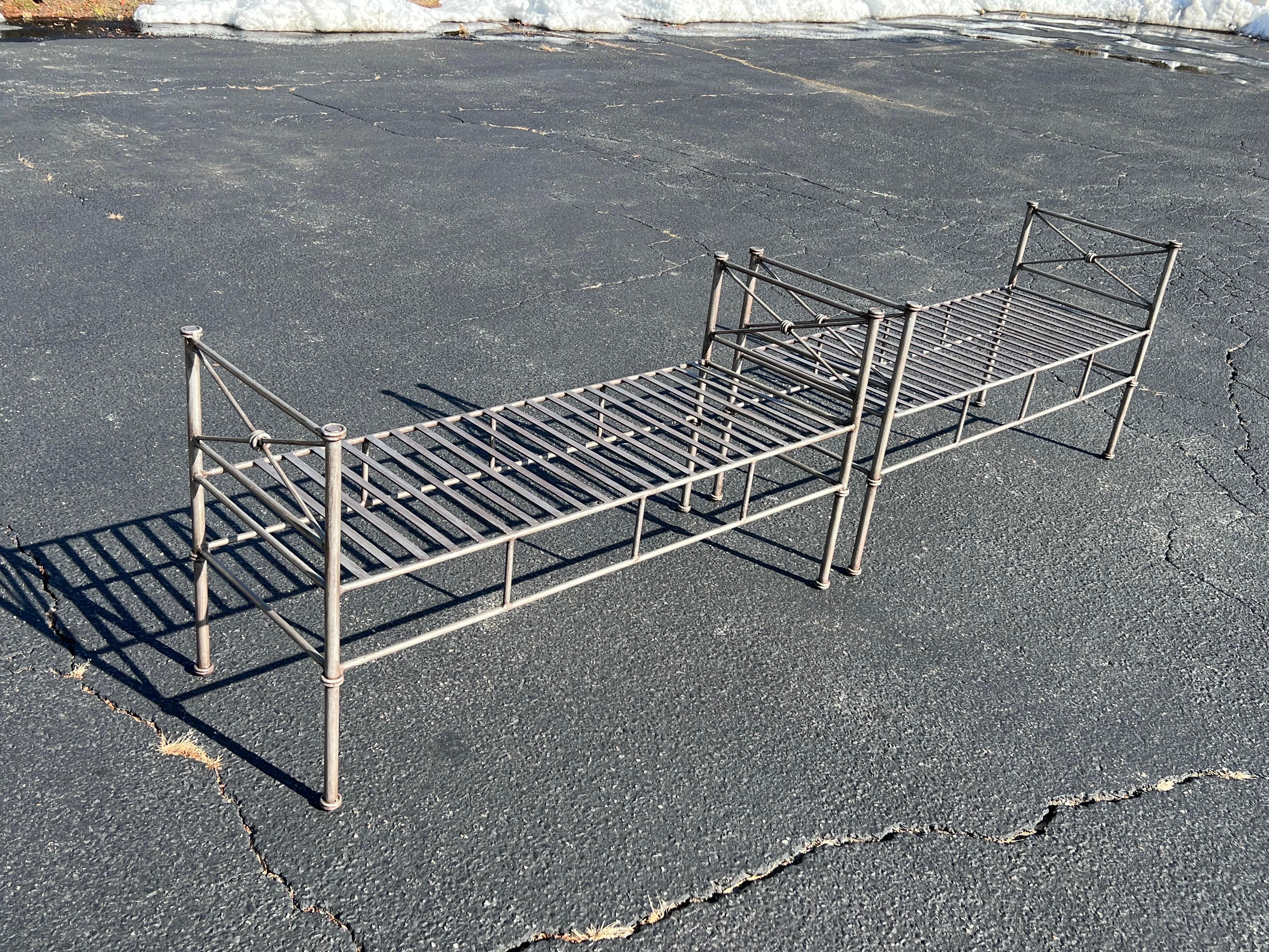 Paar silberne Eisenbänke oder -settees aus Silber im Angebot 1