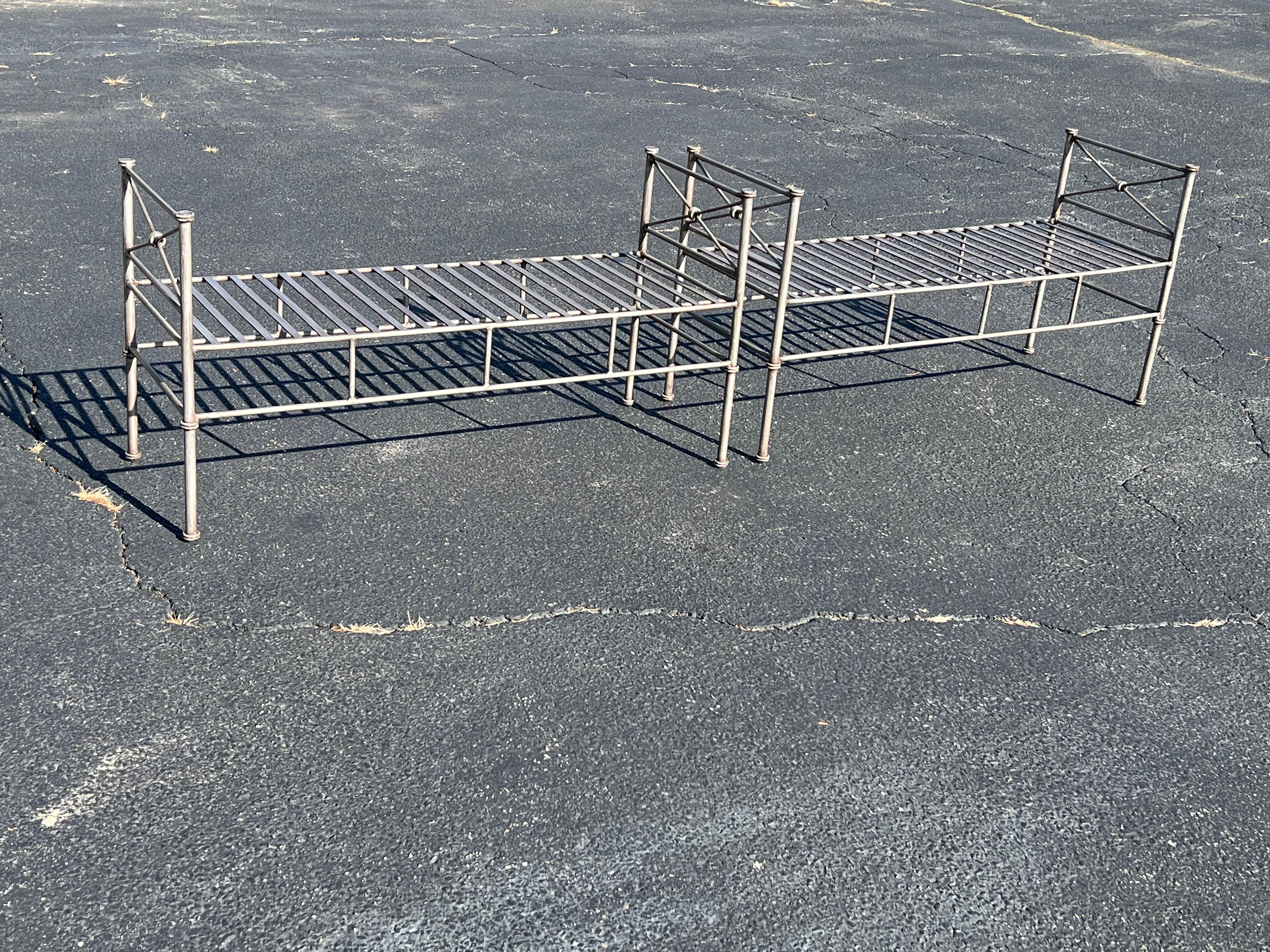 Paar silberne Eisenbänke oder -settees aus Silber im Angebot 2