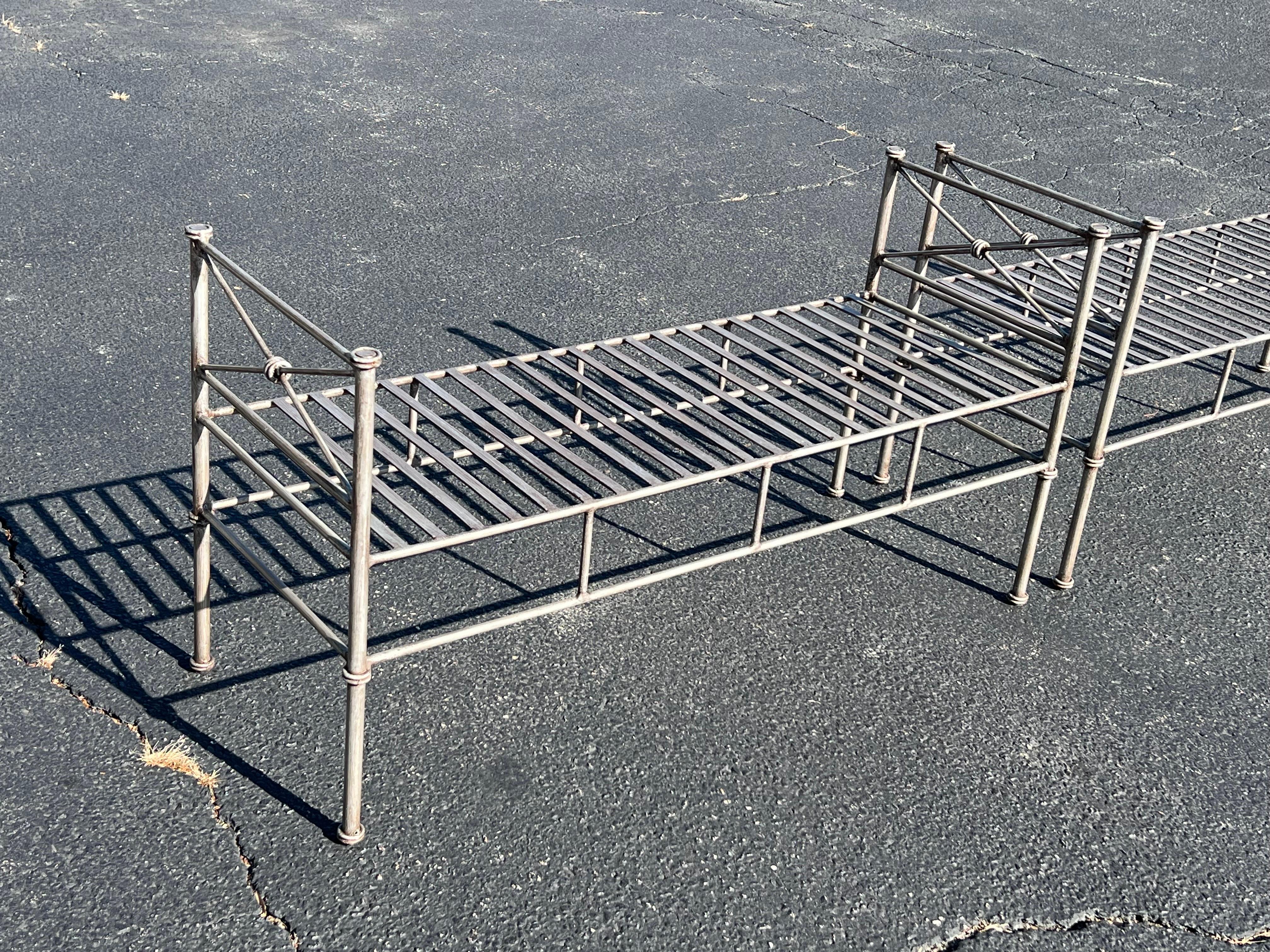 Paar silberne Eisenbänke oder -settees aus Silber im Angebot 3