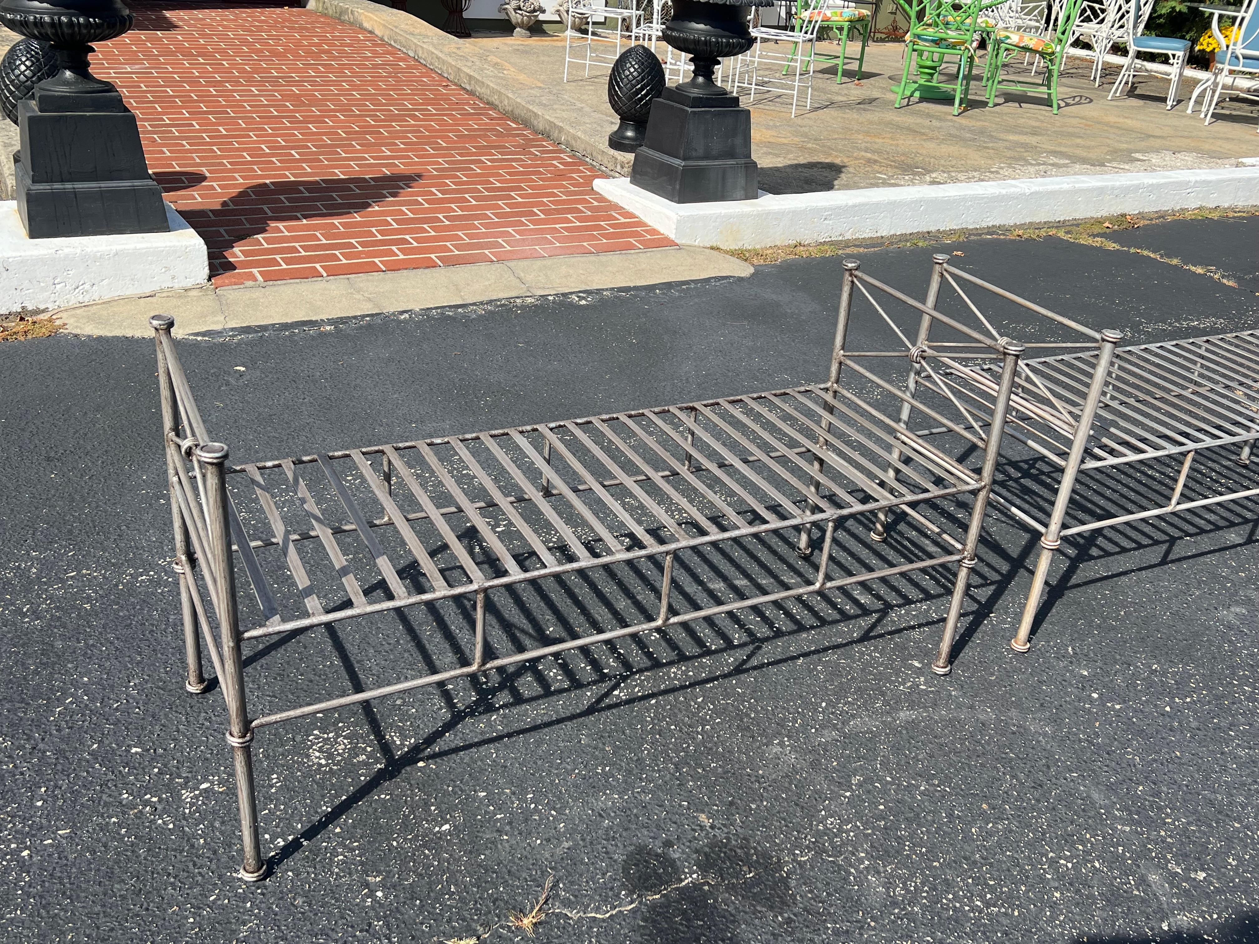 Paar silberne Eisenbänke oder -settees aus Silber im Angebot 5