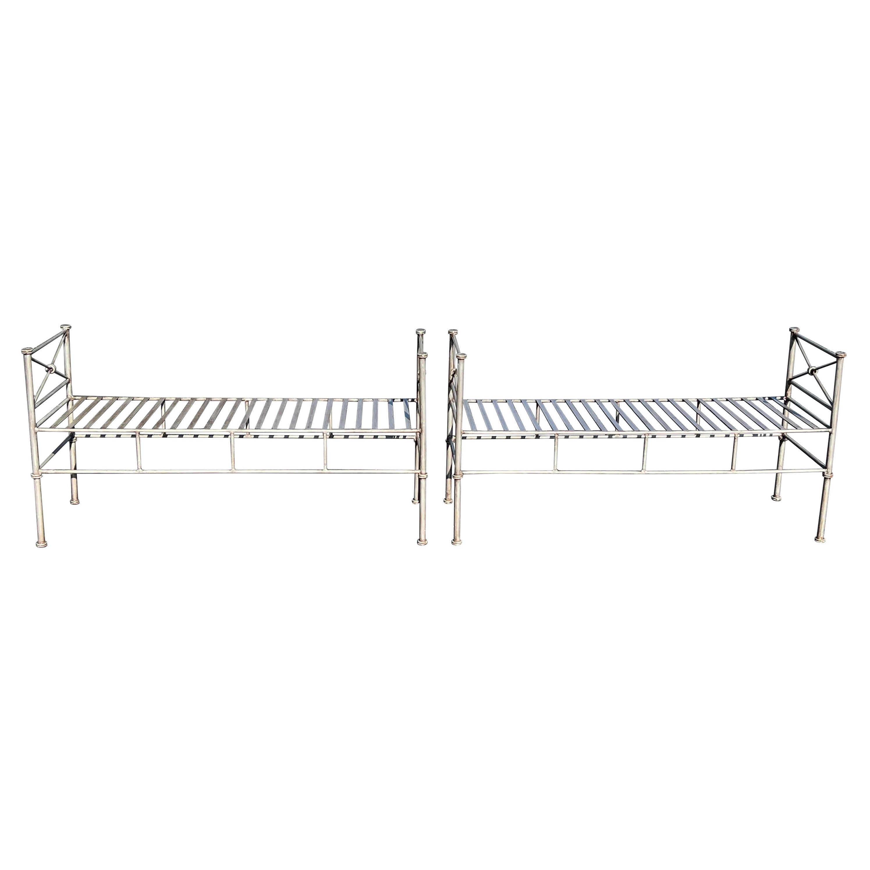 Coppia di panche o divani in ferro argentato