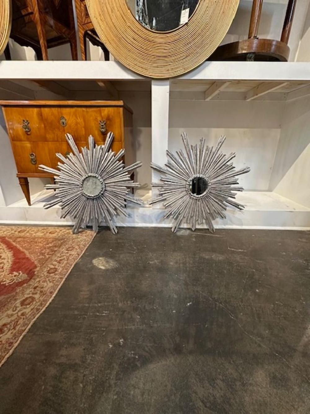 Coppia di specchi d'epoca in legno intagliato a foglia d'argento a raggiera. Circa 1940. Perfetto per gli attuali design di transizione!