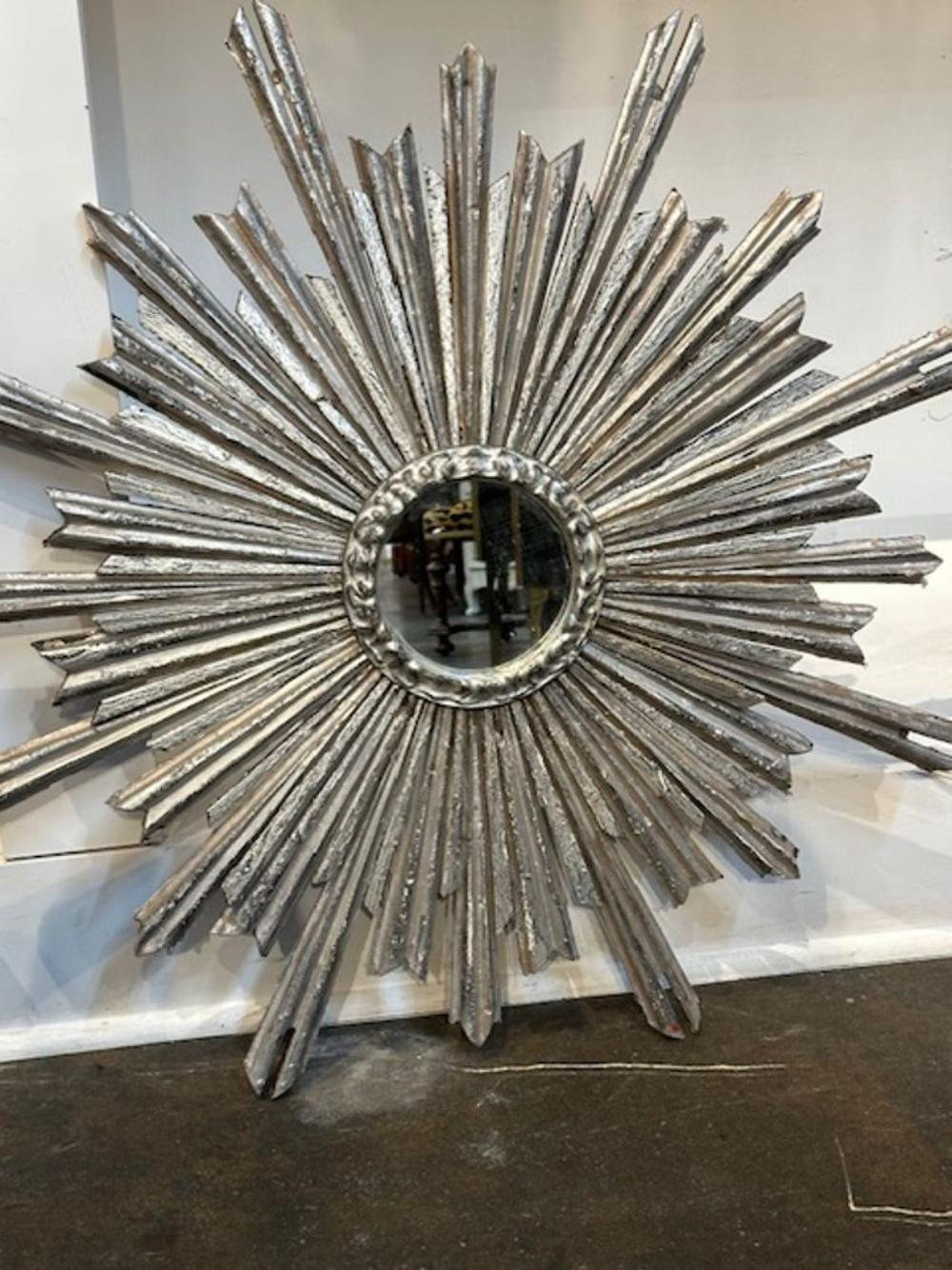 Metà XX secolo Coppia di specchi a raggiera in foglia d'argento in vendita