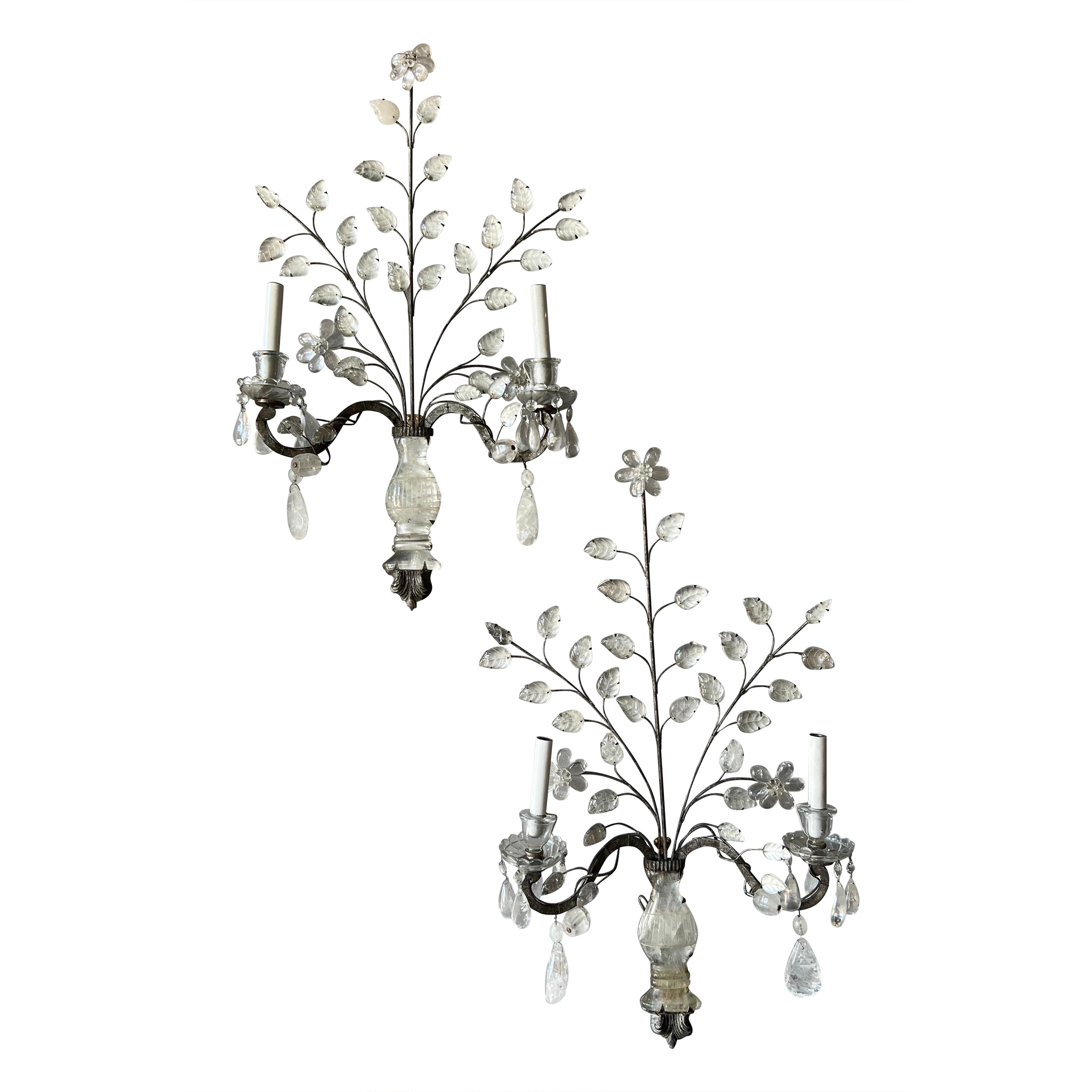 Paire d'appliques en forme de vase en cristal de roche feuilleté d'argent en vente