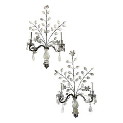 Paire d'appliques en forme de vase en cristal de roche feuilleté d'argent