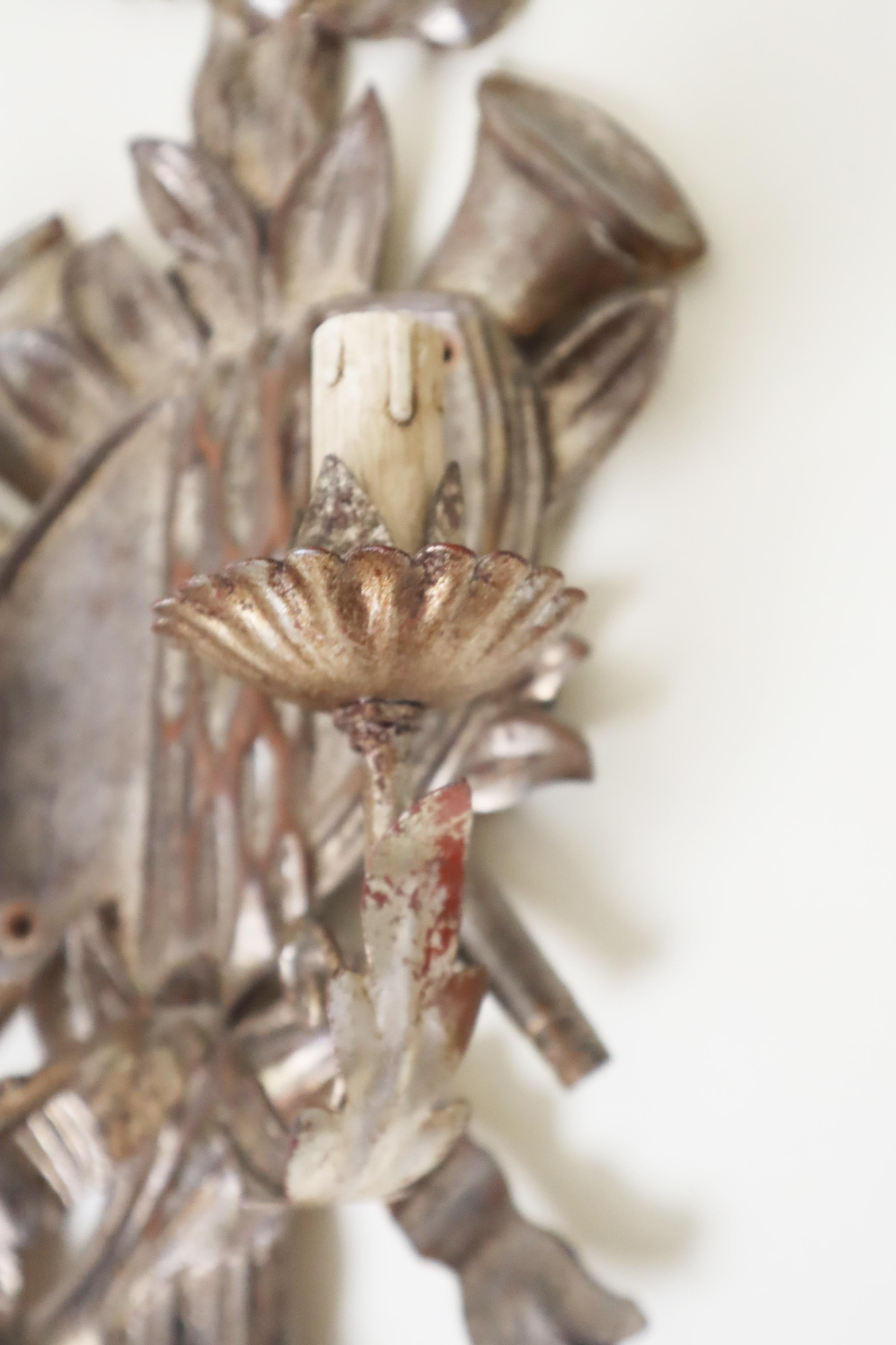 Coppia di applique d'argento Luigi XIV in legno provenienti da una casetta di caccia in vendita 3