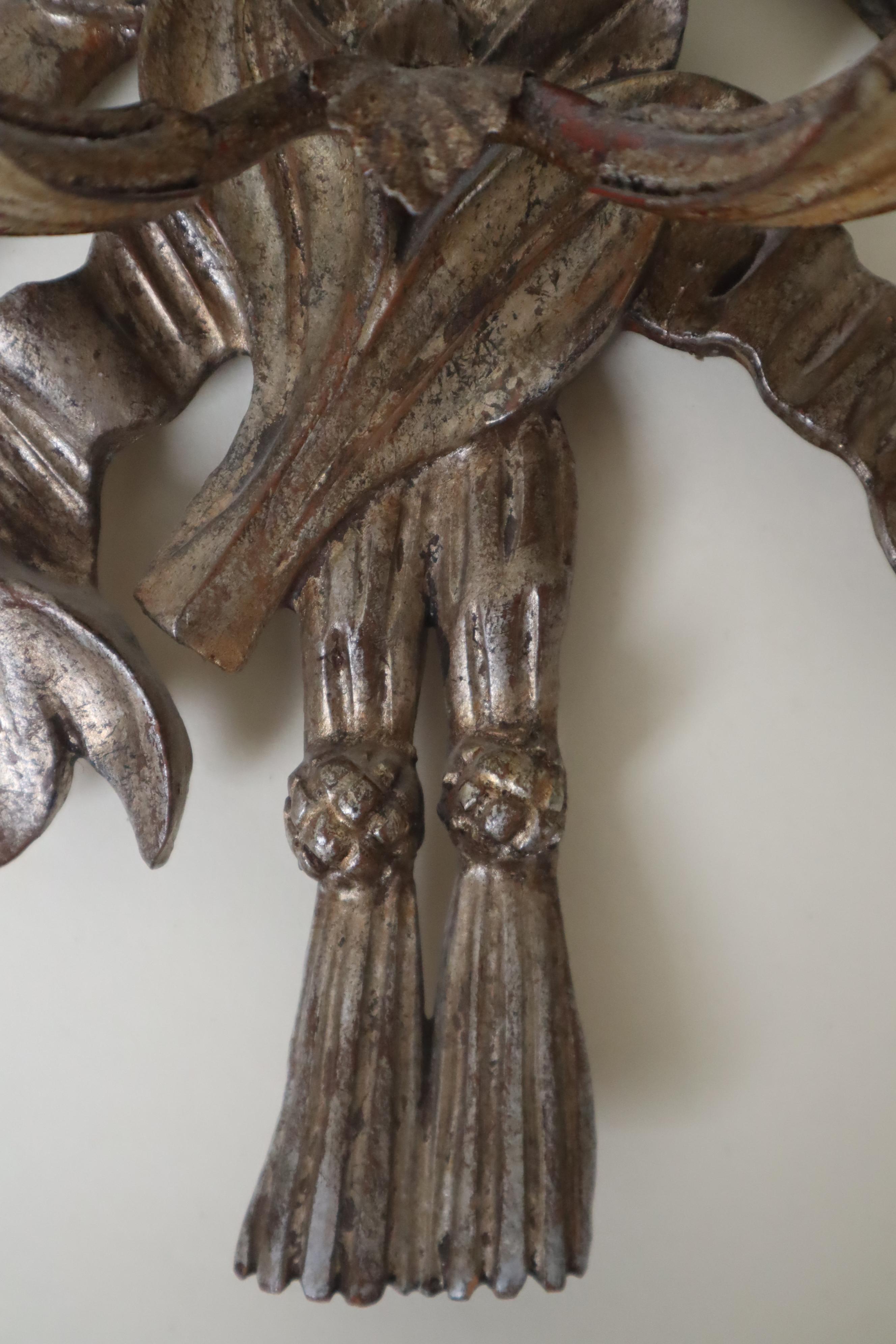 Coppia di applique d'argento Luigi XIV in legno provenienti da una casetta di caccia in vendita 4