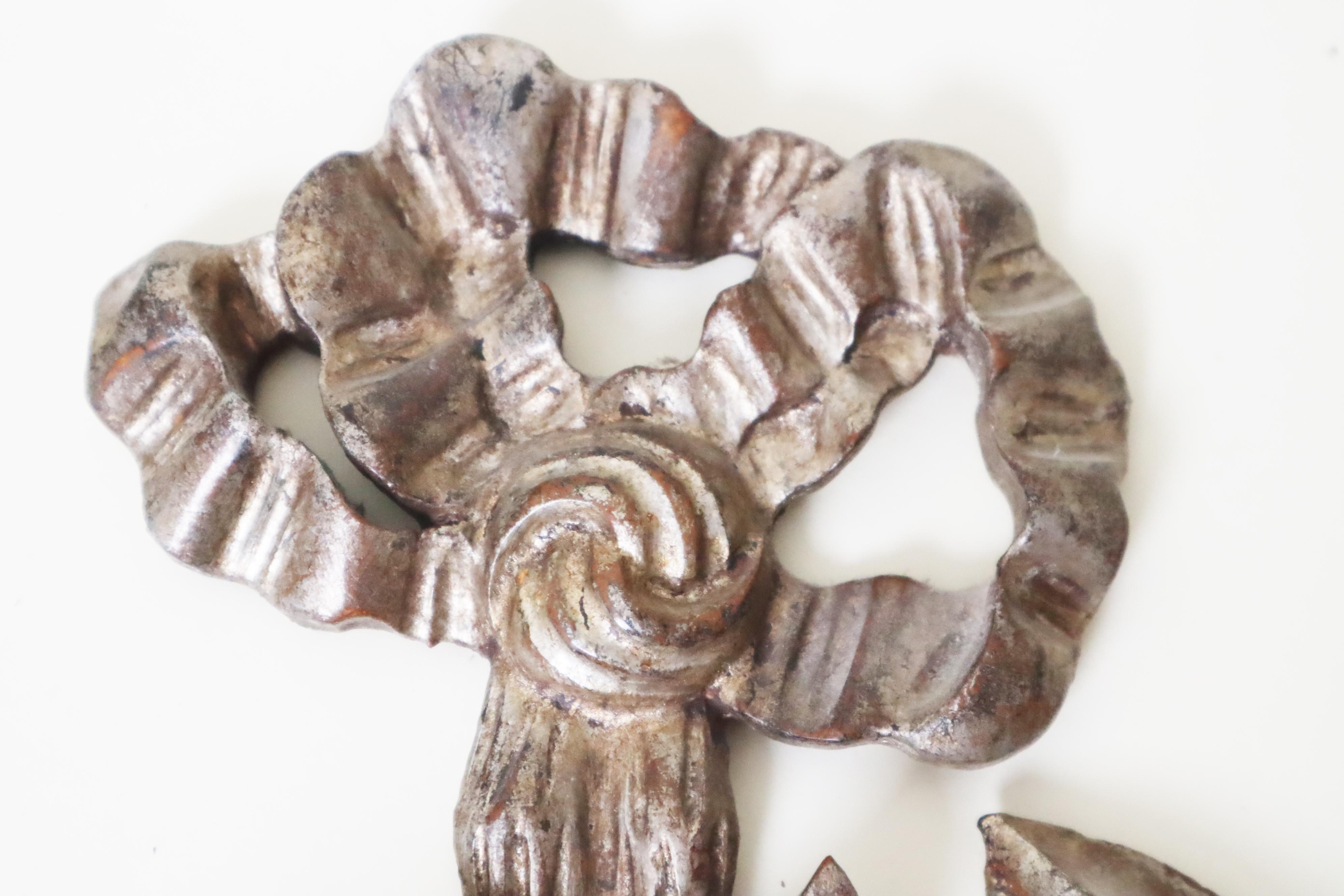 Coppia di applique d'argento Luigi XIV in legno provenienti da una casetta di caccia in vendita 6