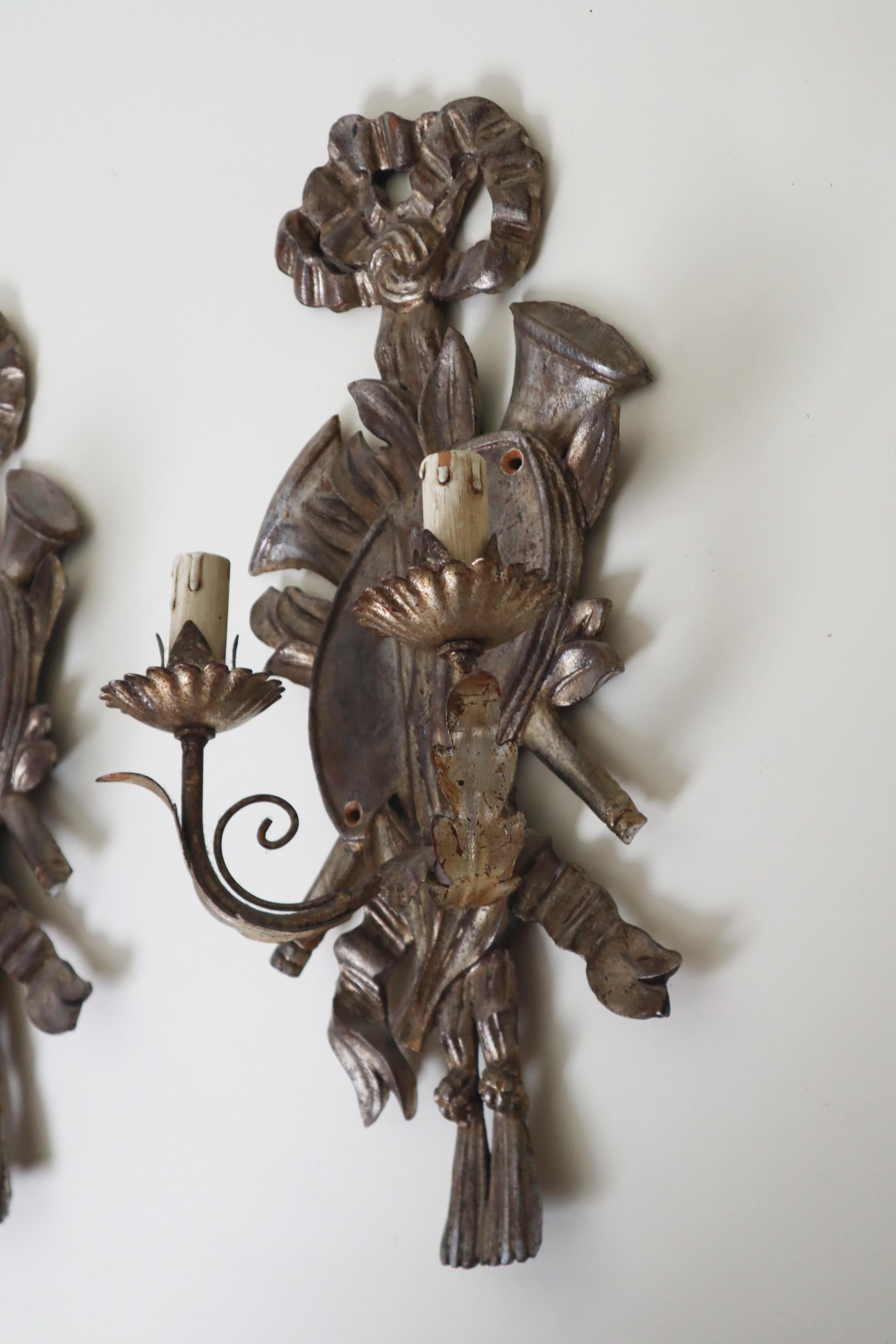 Coppia di applique d'argento Luigi XIV in legno provenienti da una casetta di caccia in vendita 7